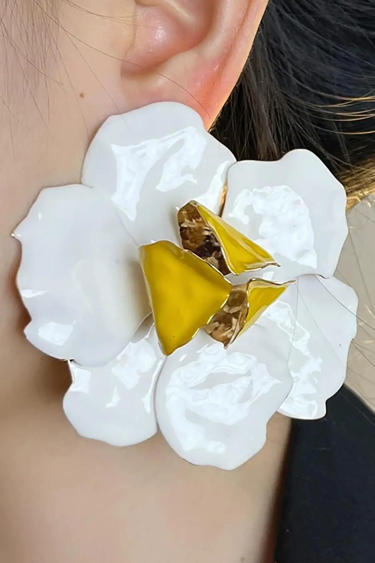 Beyaz Ve Sarı Renk Çiçek Figürlü Tasarım  Küpe (Çift)