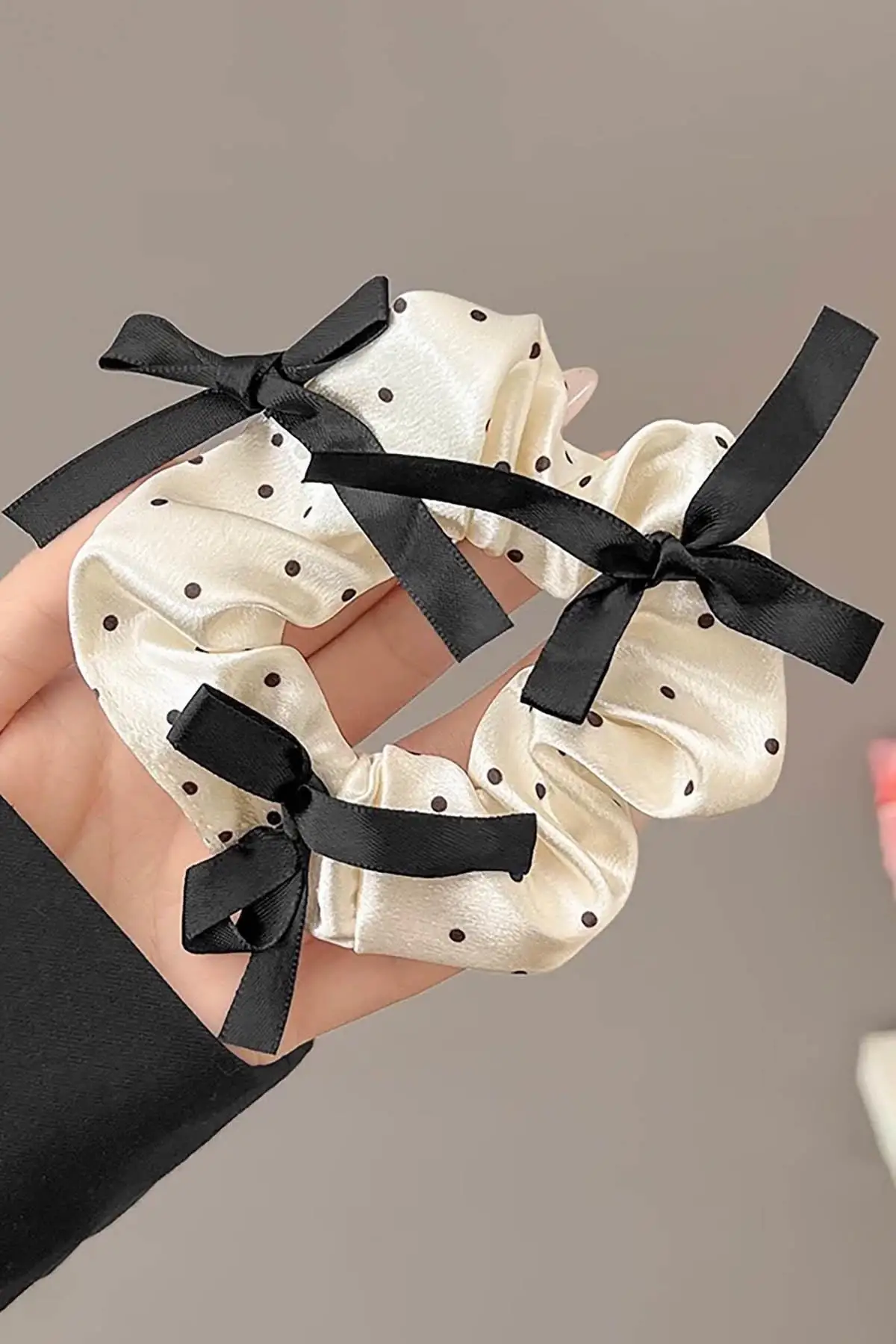 Beyaz Ve Siyah Renk Puantiye Detaylı Kurdele Figürlü Simit Toka