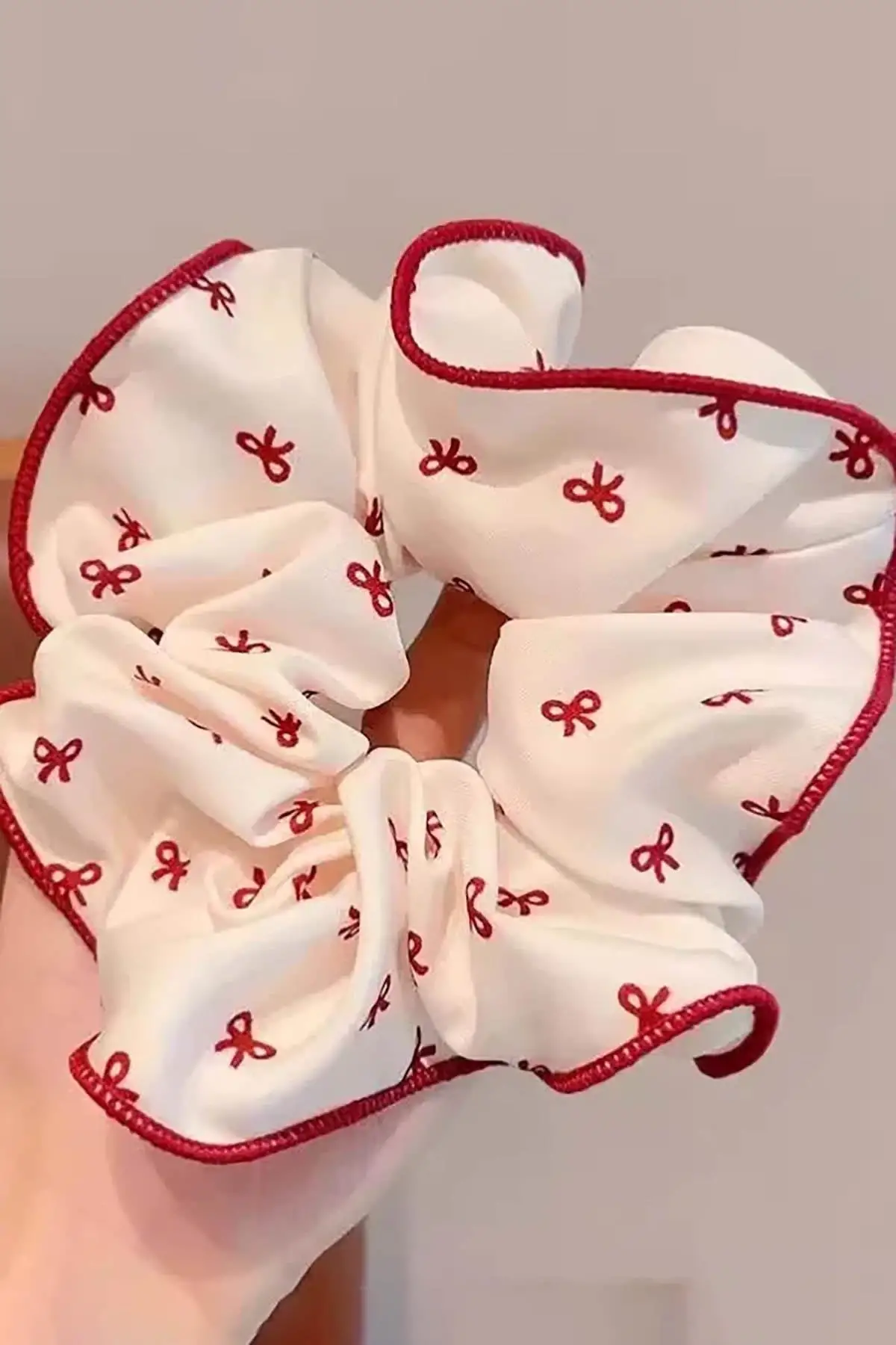 Bordo Ve Beyaz Renk Kurdele Figürlü Simit Toka