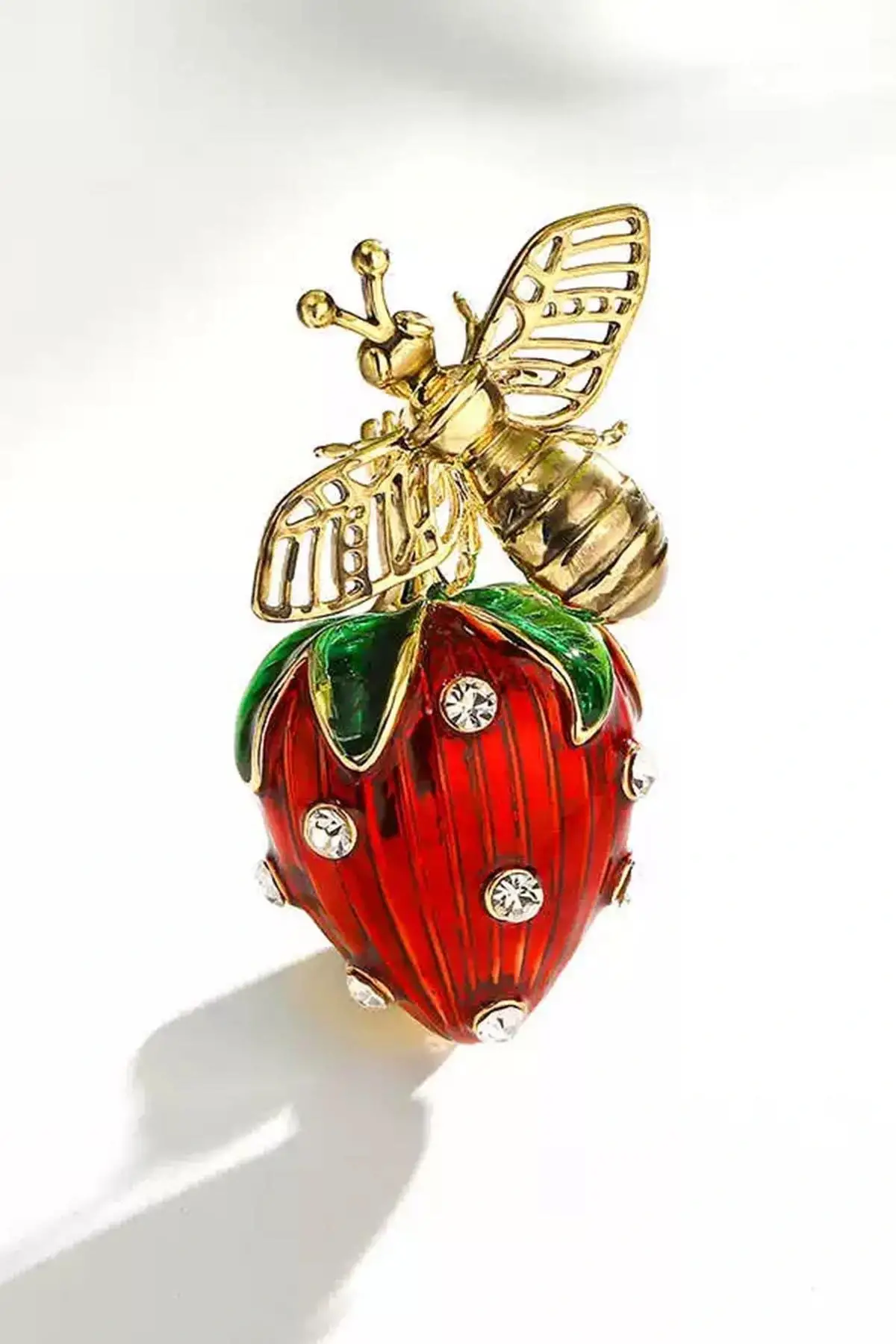 Çilek Figürlü Taşlı Broş