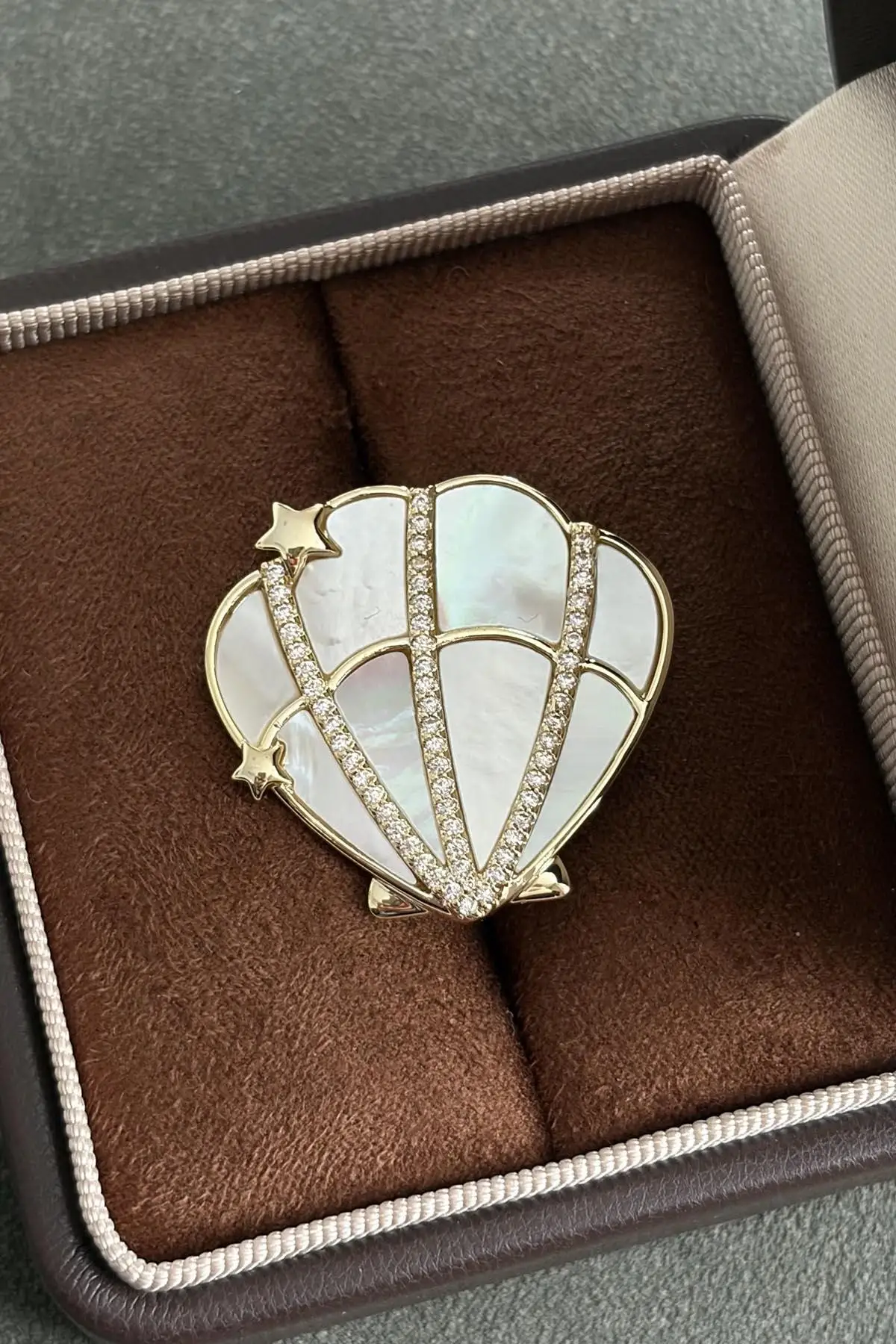 Deniz Kabuğu Figürlü Broş