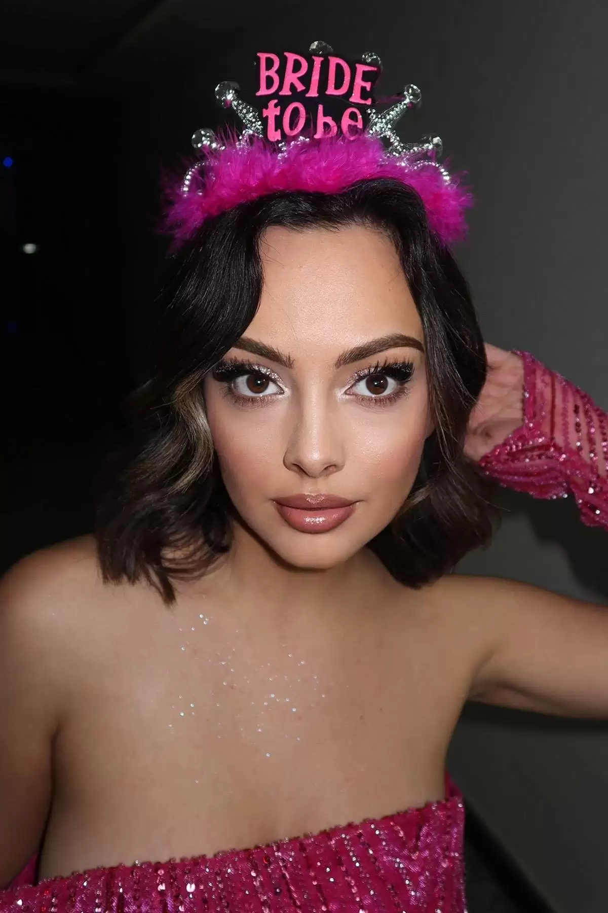 Fuşya Renk Tüylü Bride To Be Yazılı Tarak Taç