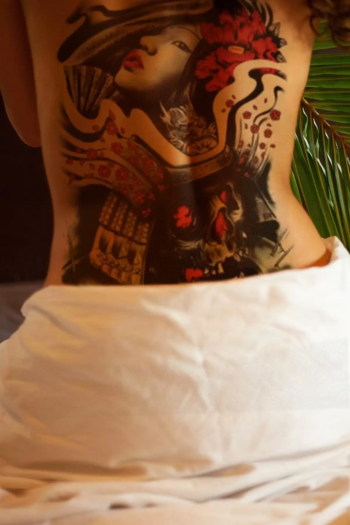 Geçici Kadın ve Kurukafa Modelli Sırt Dövme Tattoo