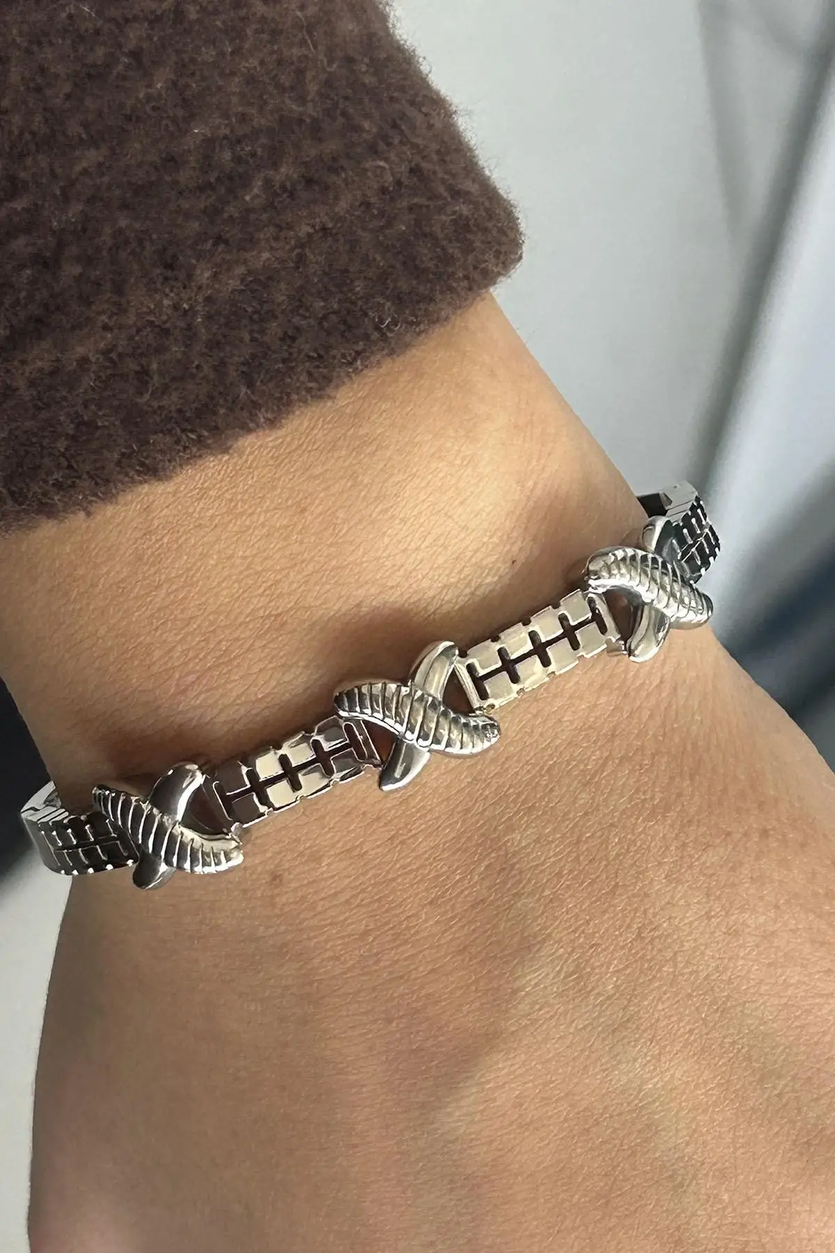 Gümüş Renk Çarpı Figürlü Çelik Kelepçe Bileklik