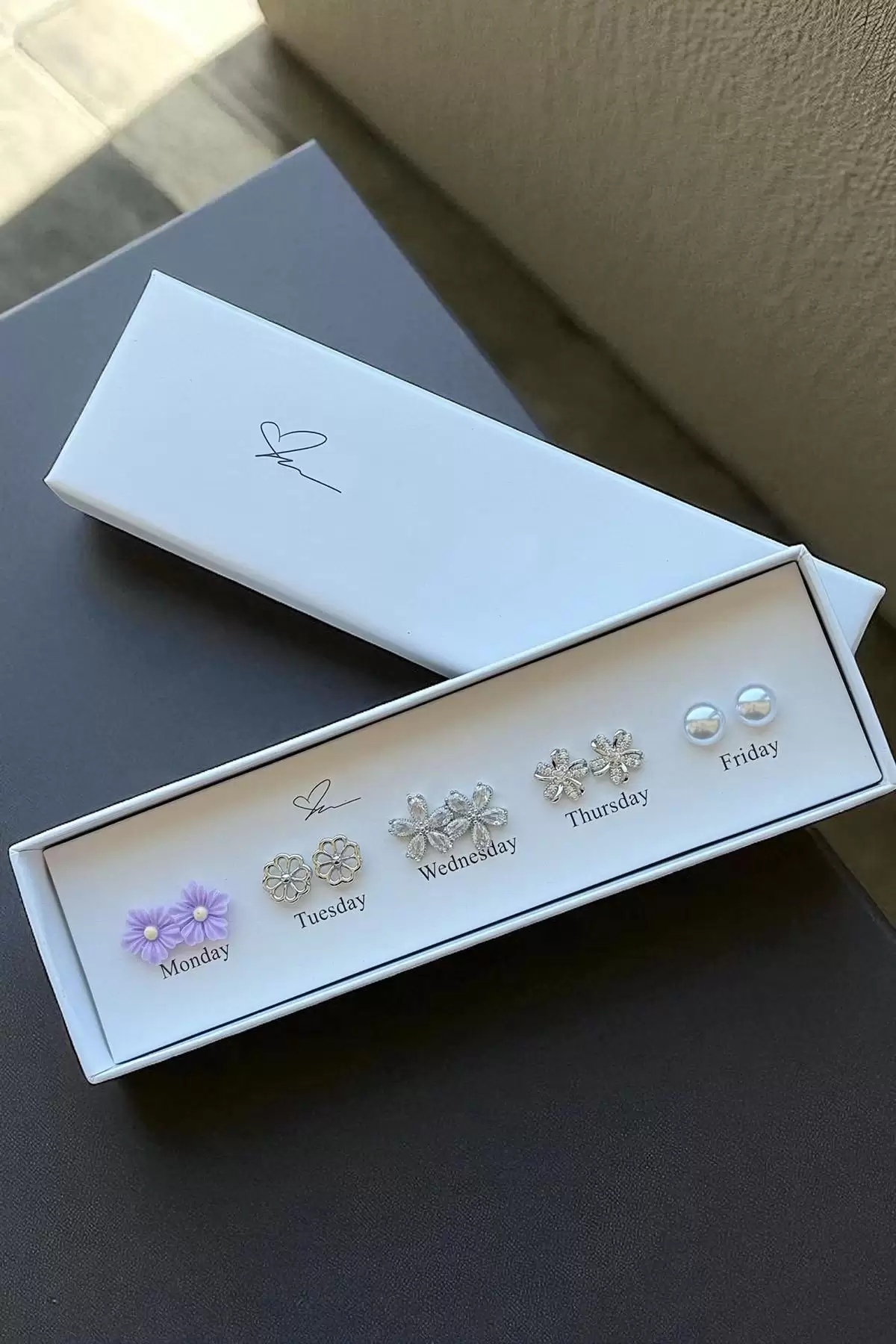 Gümüş Renk Çiçek Figürlü İnci Ve Taş Detaylı Küpe Set