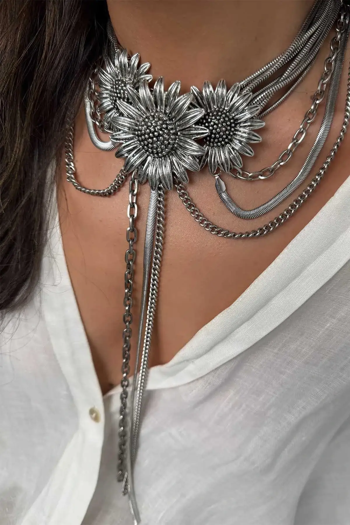 Gümüş Renk Çiçek Figürlü Tasarım Kolye