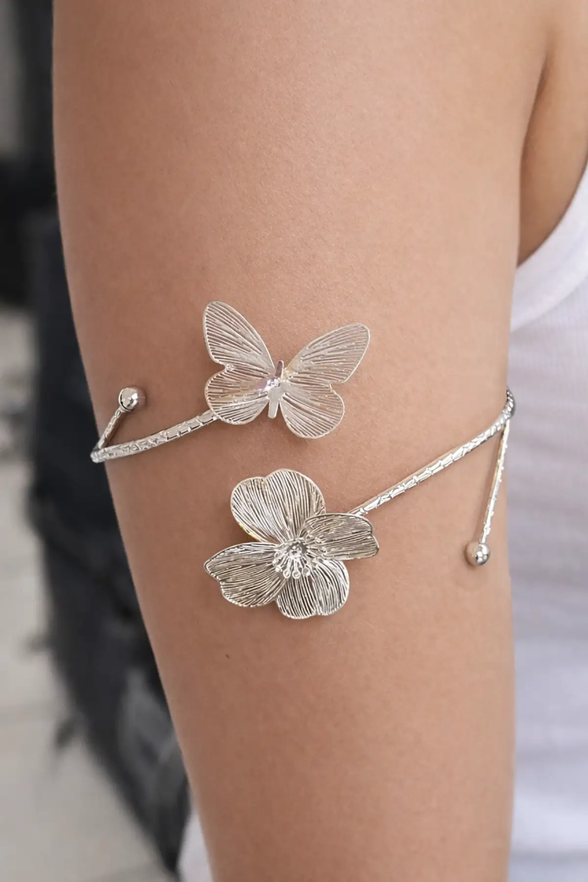 Gümüş Renk Çiçek Ve Kelebek Figürlü Tasarım Bileklik Kol Aksesuarı