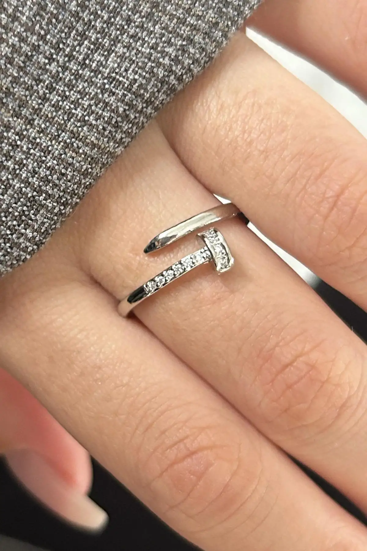 Gümüş Renk Çivi Figürlü Taş Detaylı Ayarlanabilir Yüzük