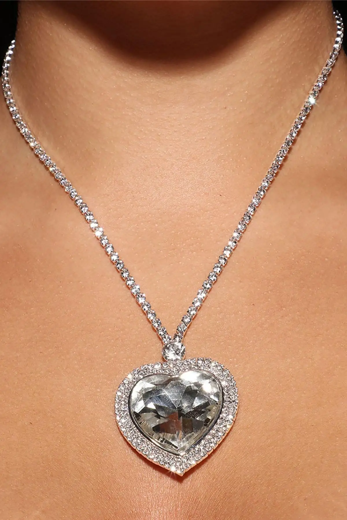 Gümüş Renk Kalp Figürlü Taş Detaylı Tasarım Abiye Kolye