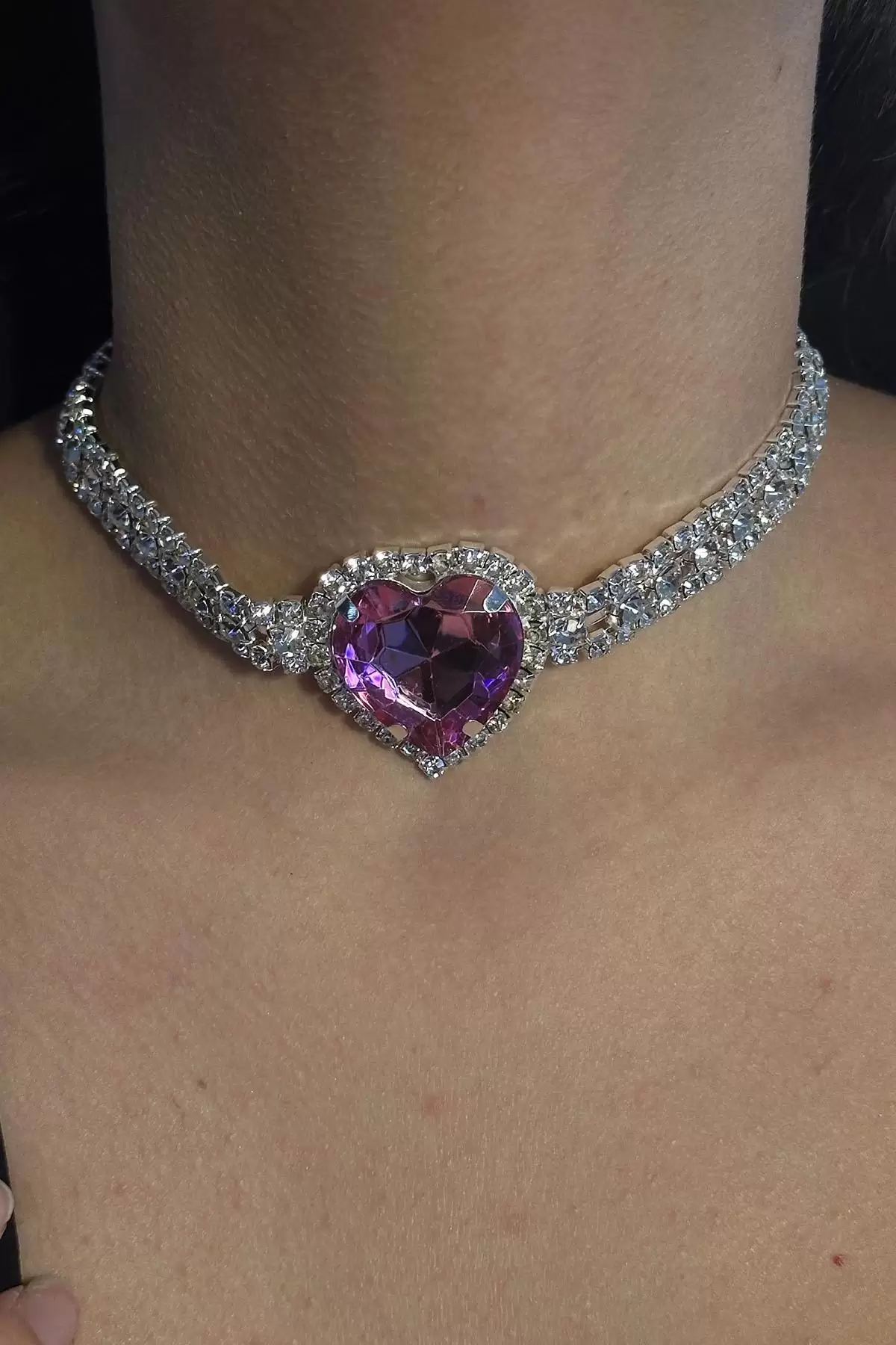 Gümüş Renk Kalp Figürlü Taş Detaylı Tasarım Choker Kolye