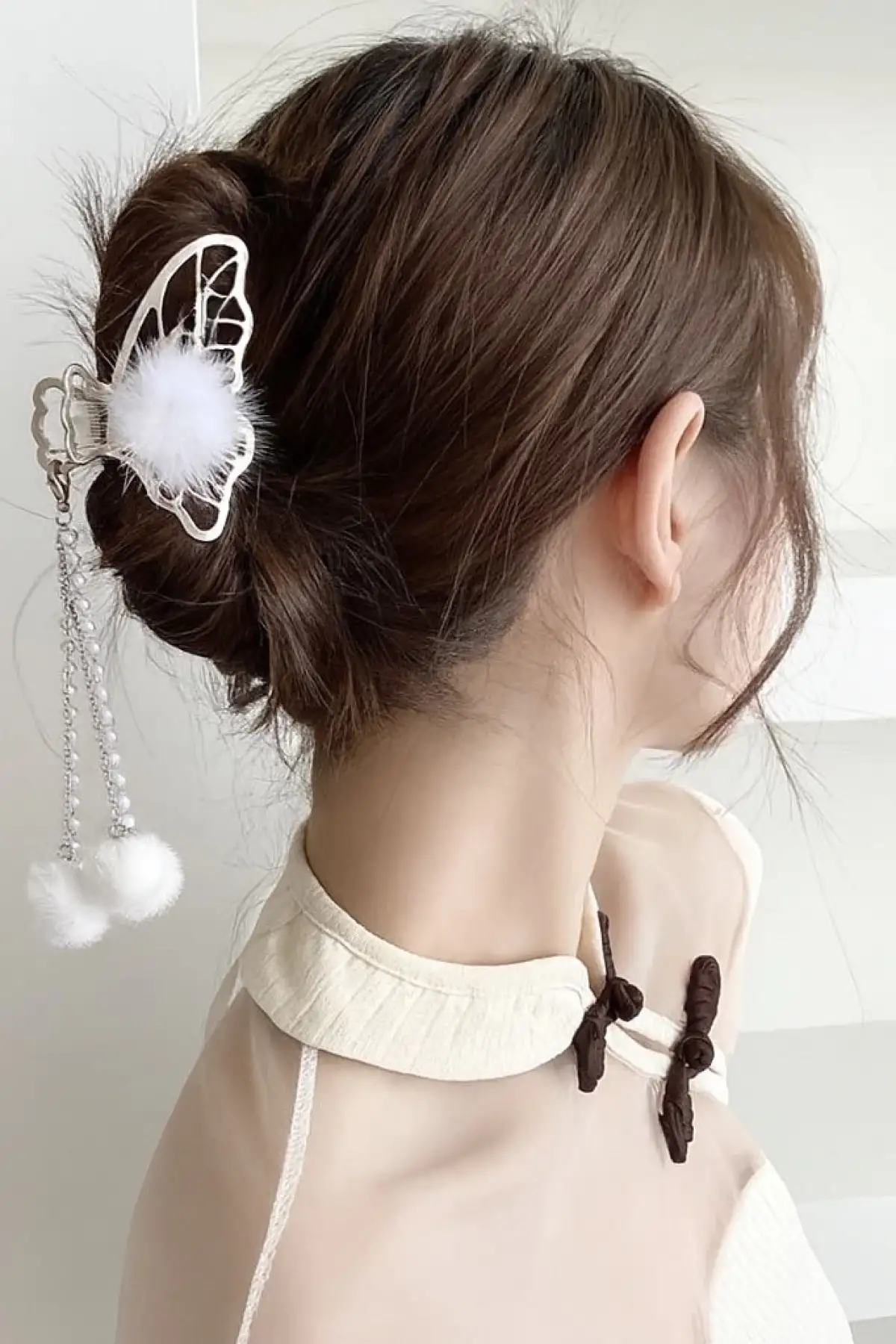 Gümüş Renk Kelebek Figürlü Ponpon Detaylı Mandal Toka