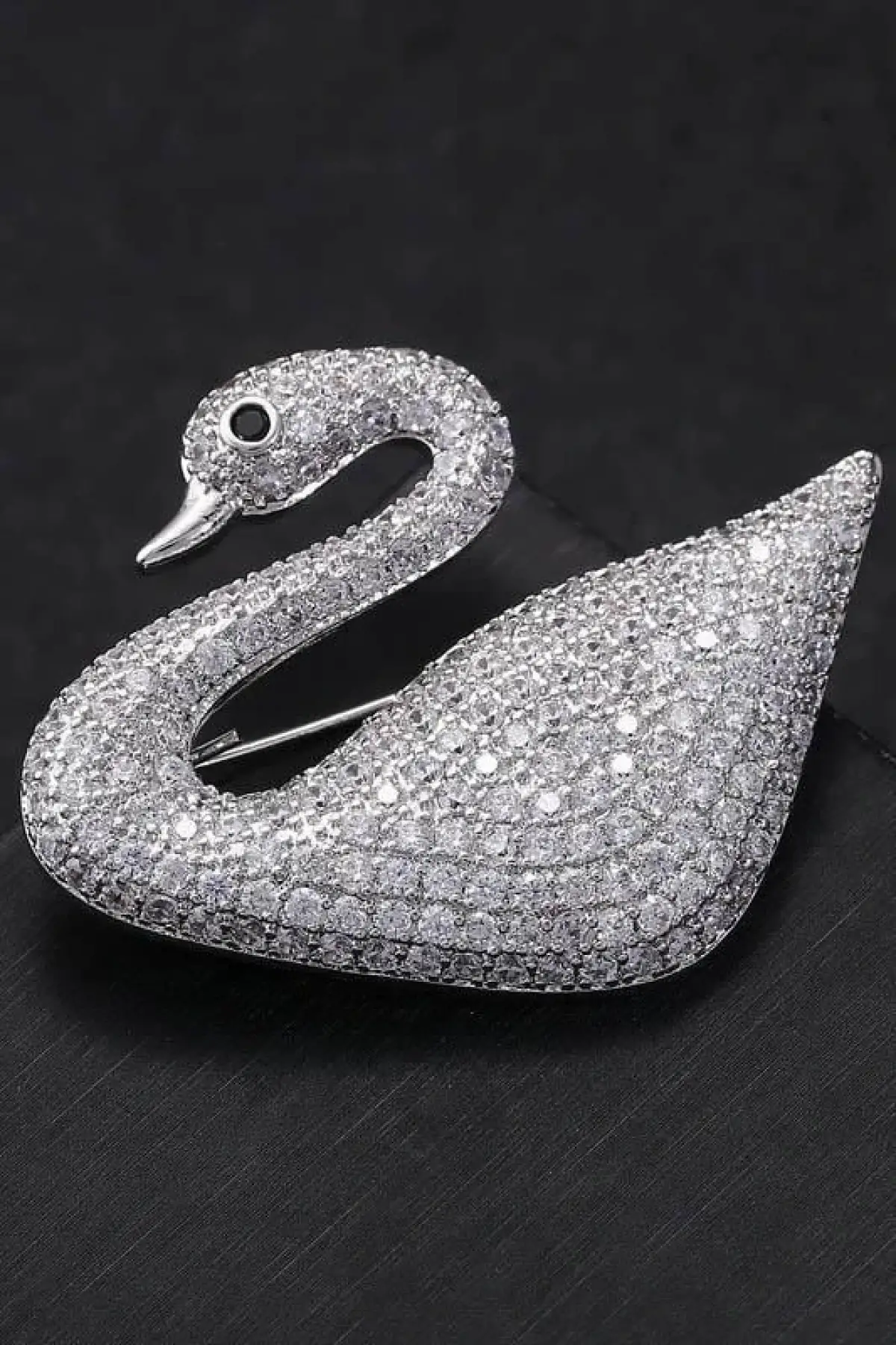 Gümüş Renk Kuğu Figürlü Taş Detaylı Broş