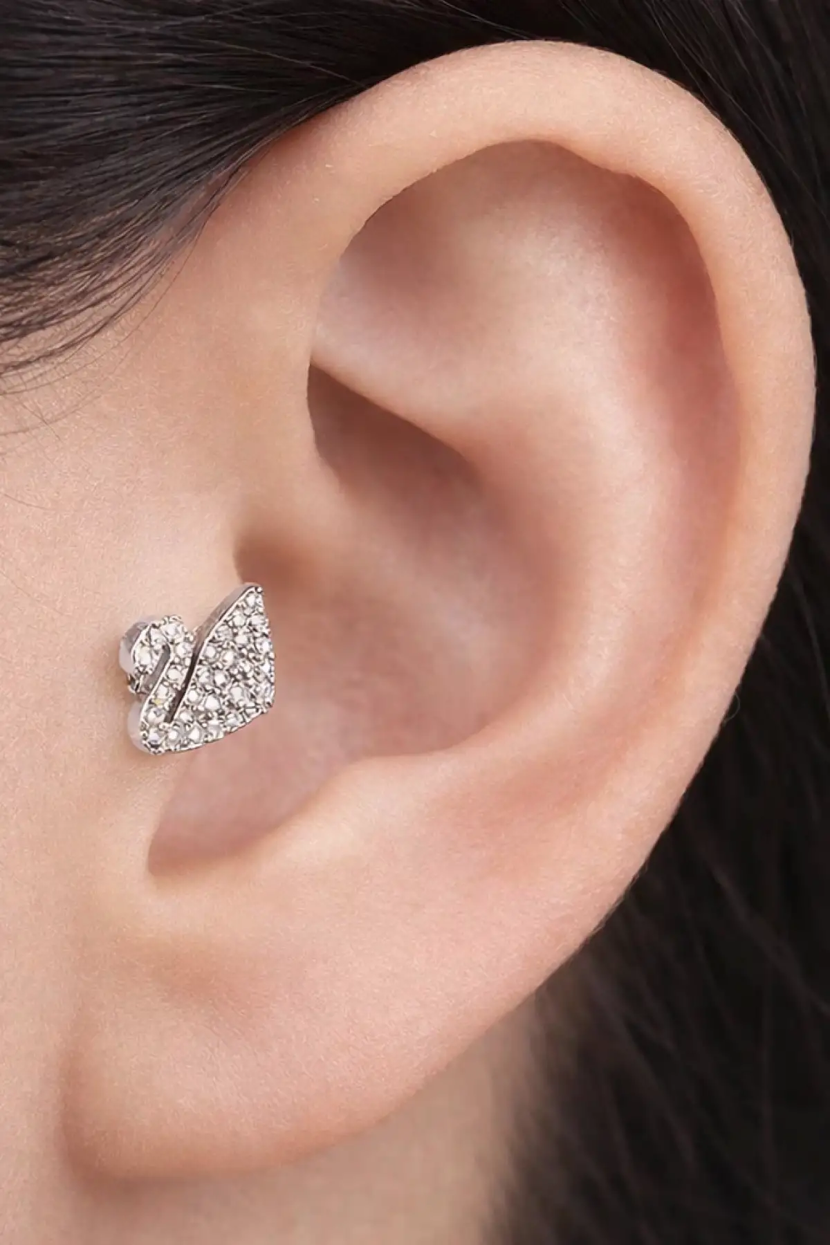 Gümüş Renk Kuğu Figürlü Taş Detaylı Cerrahi Çelik Tragus/Kıkırdak Küpe/Piercing (Tek)