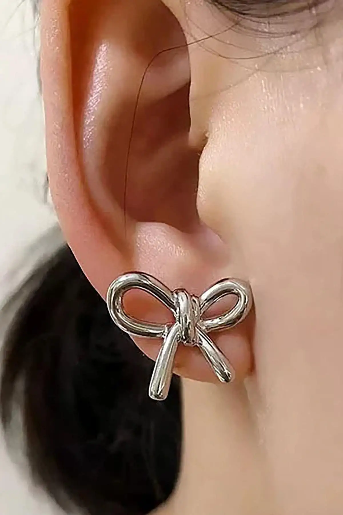 Gümüş Renk Kurdele Figürlü Çelik Küpe (Çift)