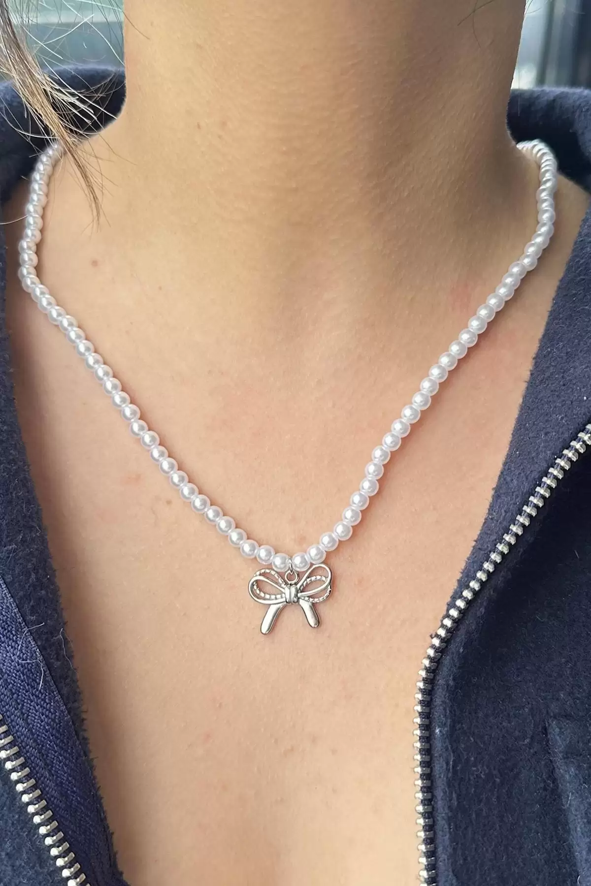 Gümüş Renk Kurdele Figürlü İnci Detaylı Çelik Kolye