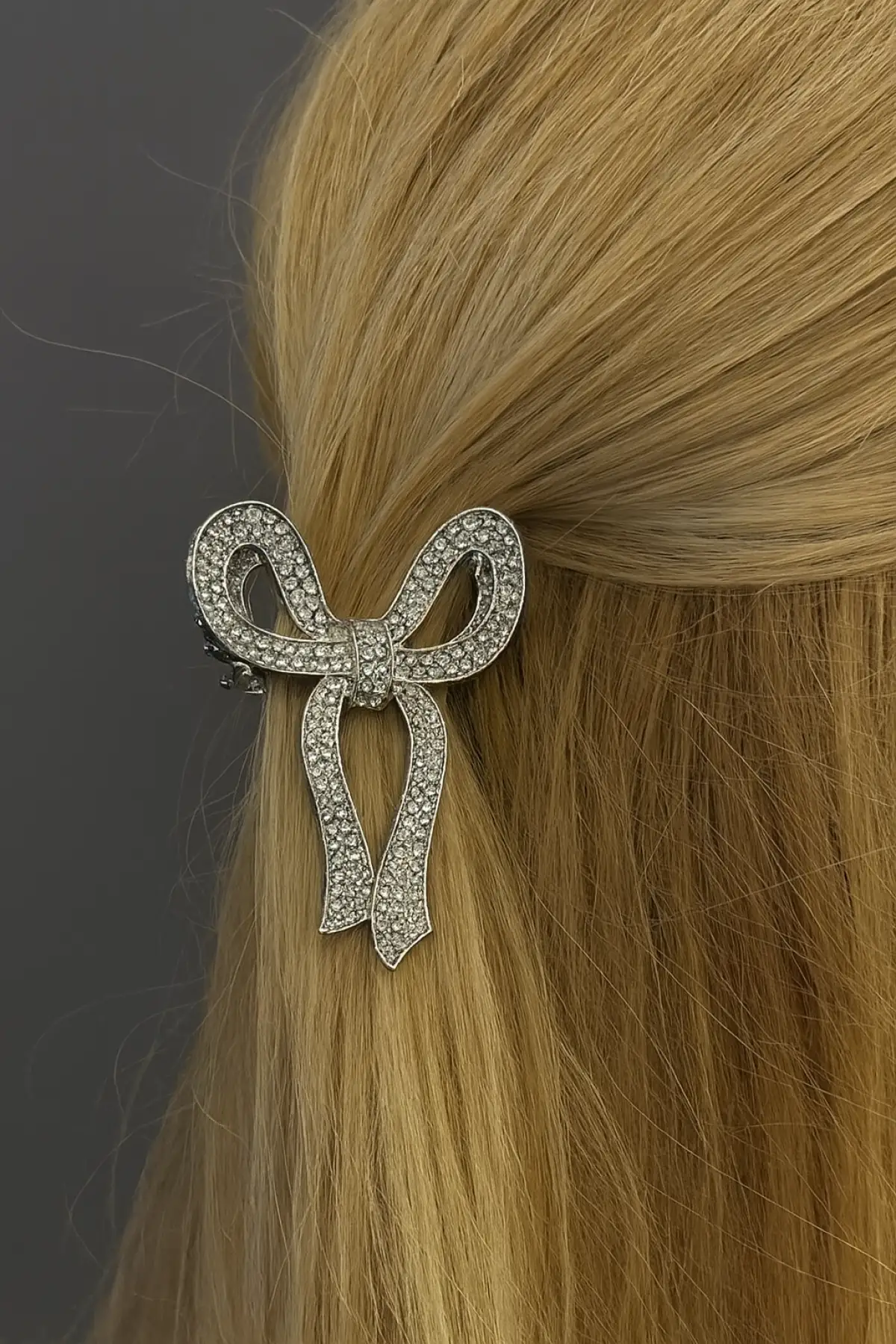 Gümüş Renk Kurdele Figürlü Taş Detaylı Metal Mandal Toka