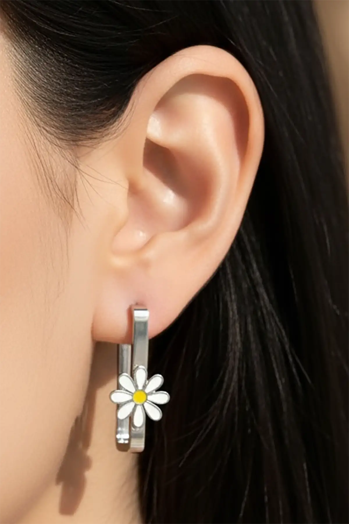 Gümüş Renk Papatya Figürlü Çelik Küpe (Çift)