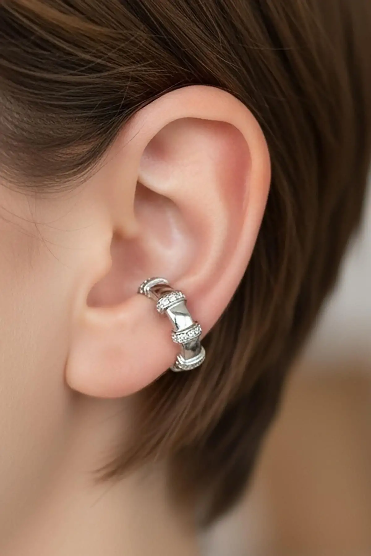 Gümüş Renk Taş Detaylı 14K Altın Kaplama TX Ear Cuff (Tek)