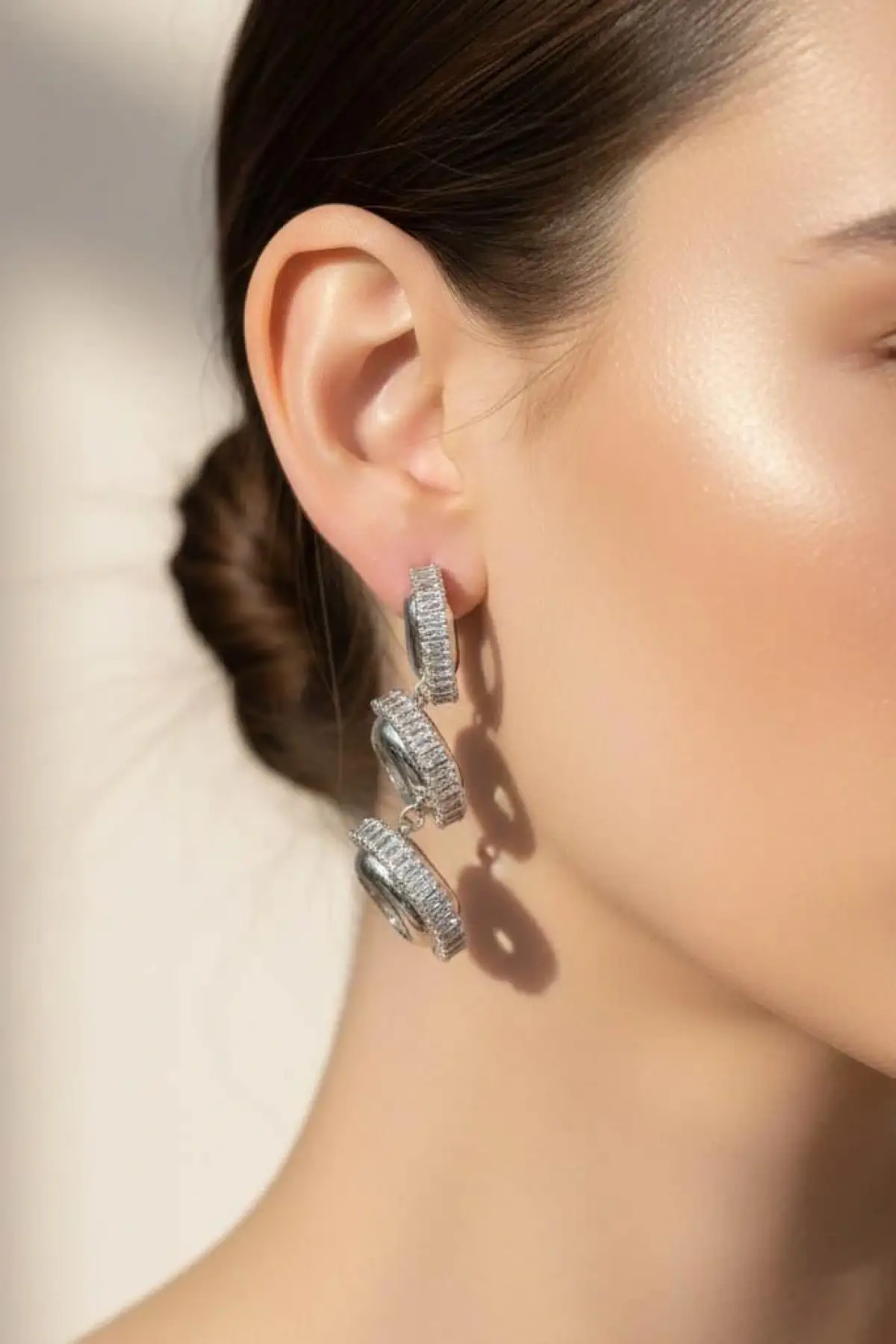 Gümüş Renk Taş Detaylı 14K Altın Kaplama TX Küpe (Çift)