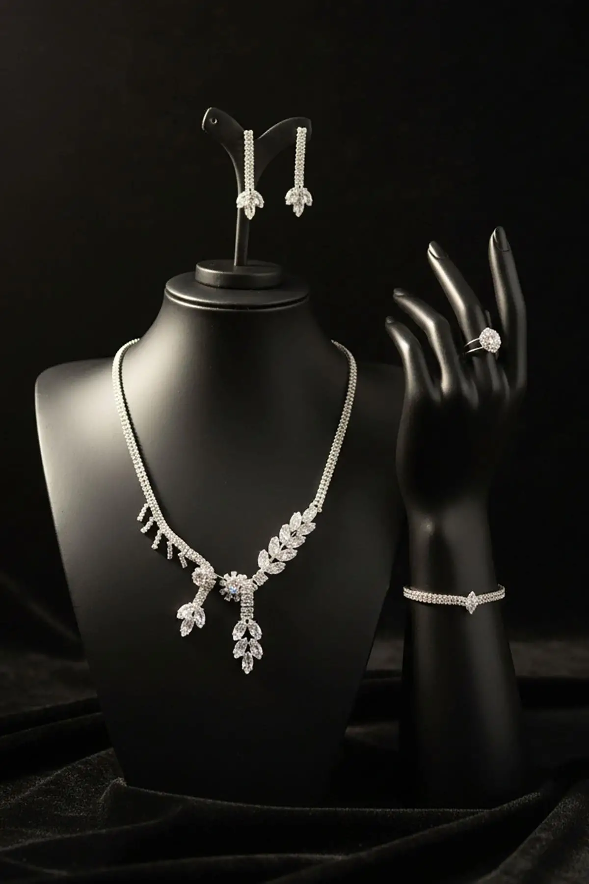 Gümüş Renk Taş Detaylı 4lü Abiye Set