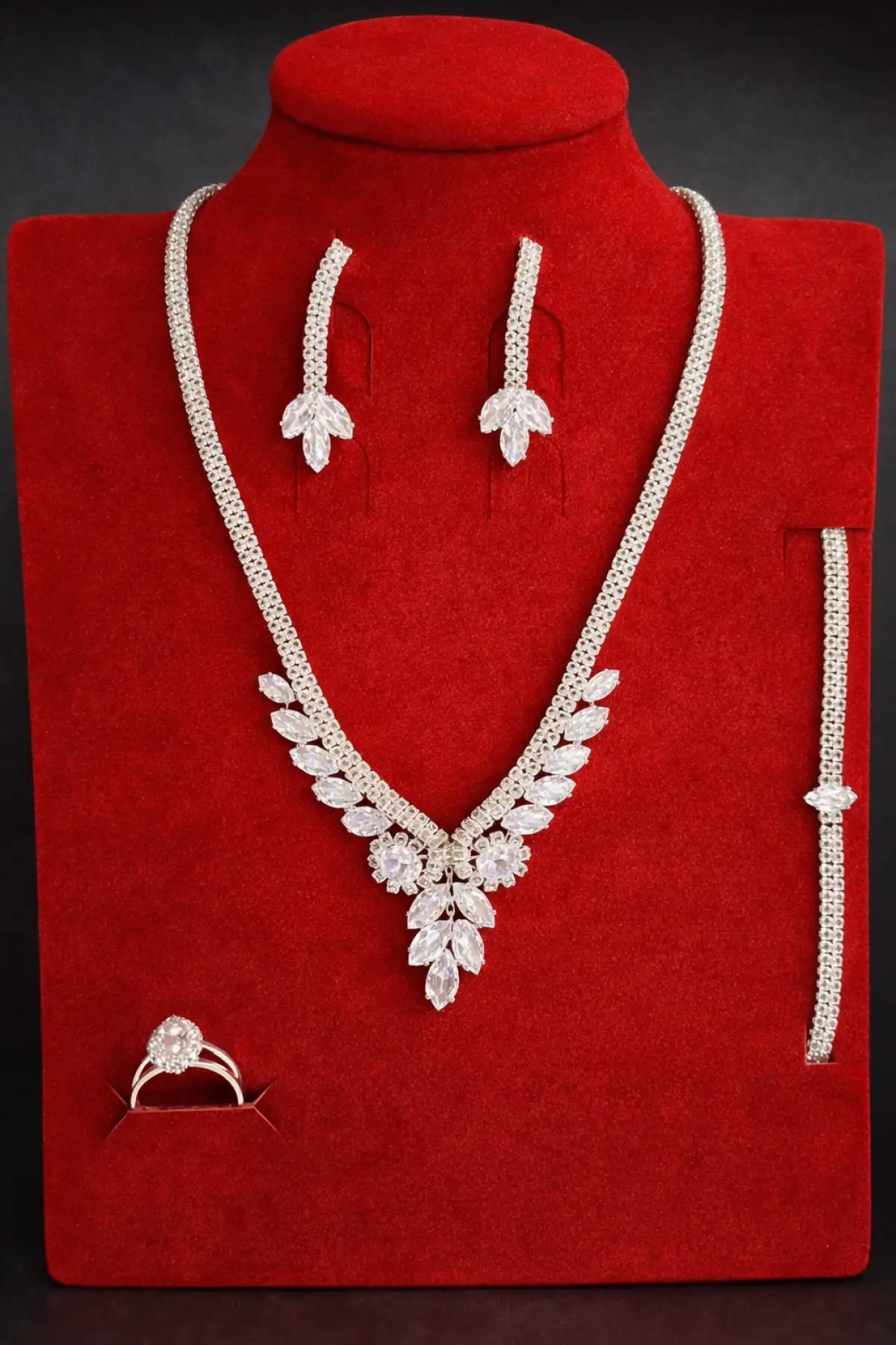 Gümüş Renk Taş Detaylı 4lü Abiye Set