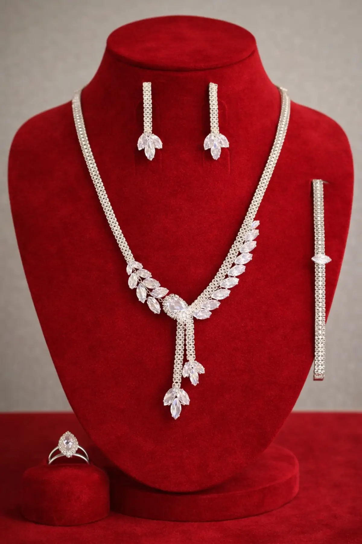 Gümüş Renk Taş Detaylı 4lü Abiye Set