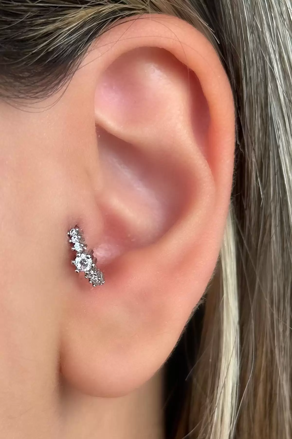 Gümüş Renk Taş Detaylı Çelik Halka Tragus/Kıkırdak Küpe/Piercing (Tek)