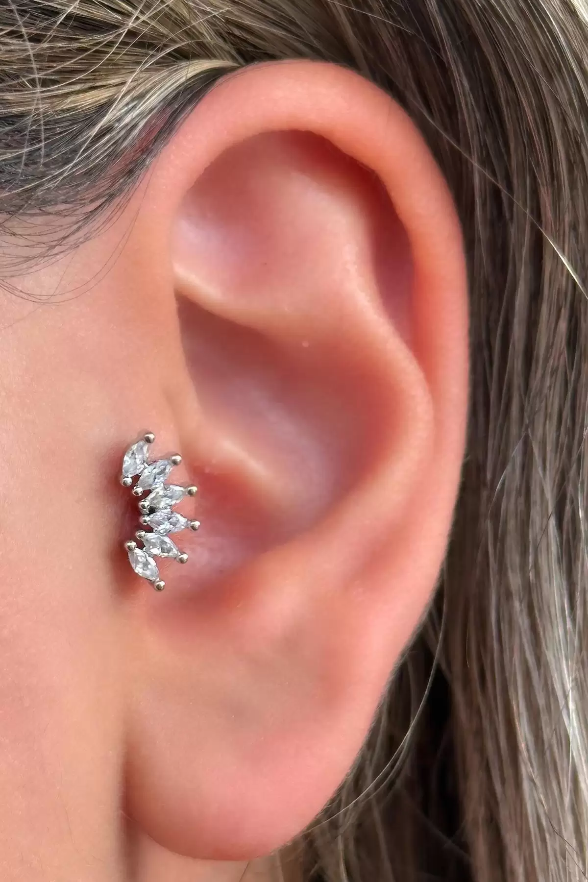 Gümüş Renk Taş Detaylı Çelik Tragus/Kıkırdak Küpe/Piercing (Tek)