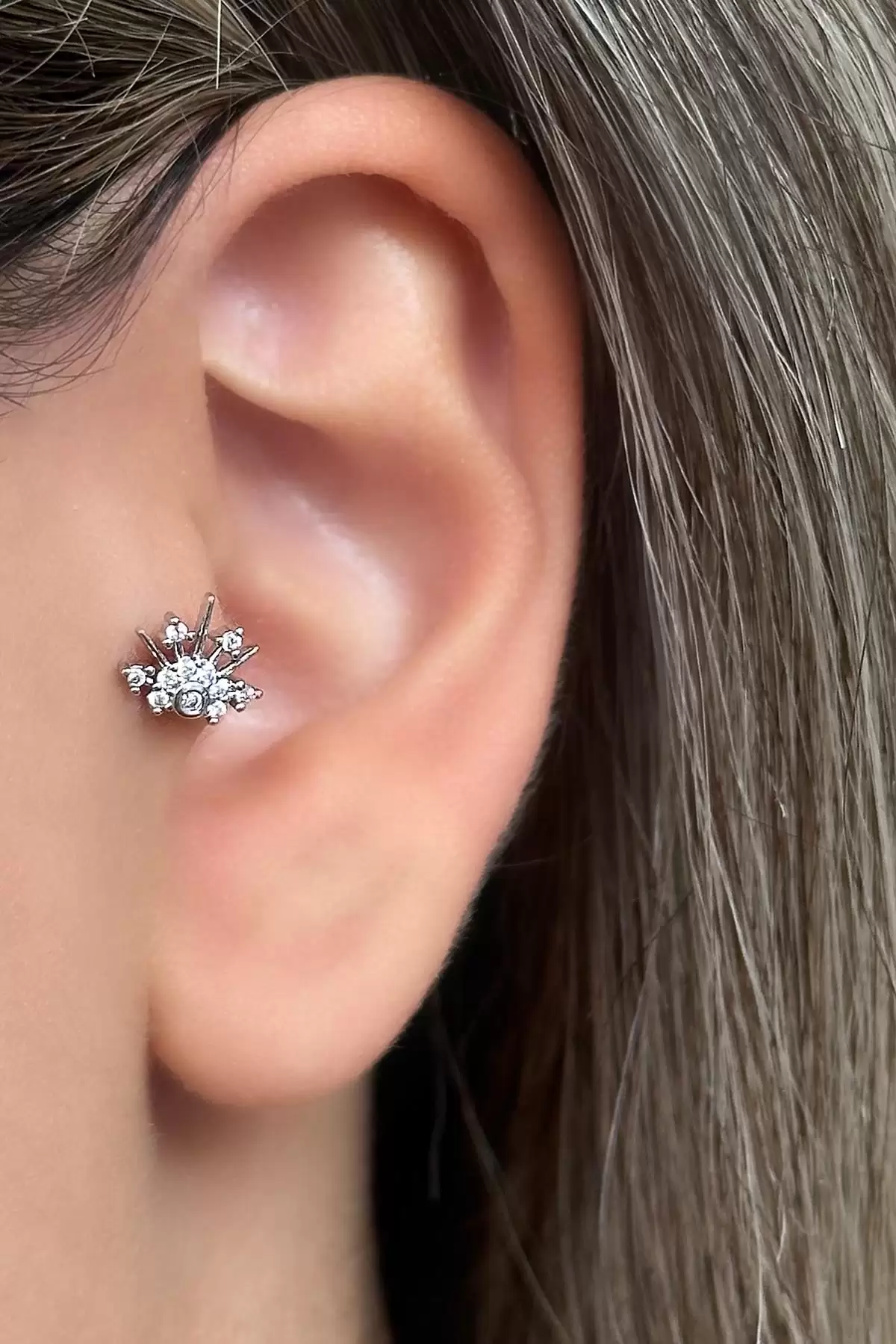 Gümüş Renk Taş Detaylı Çelik Tragus/Kıkırdak Küpe/Piercing (Tek)