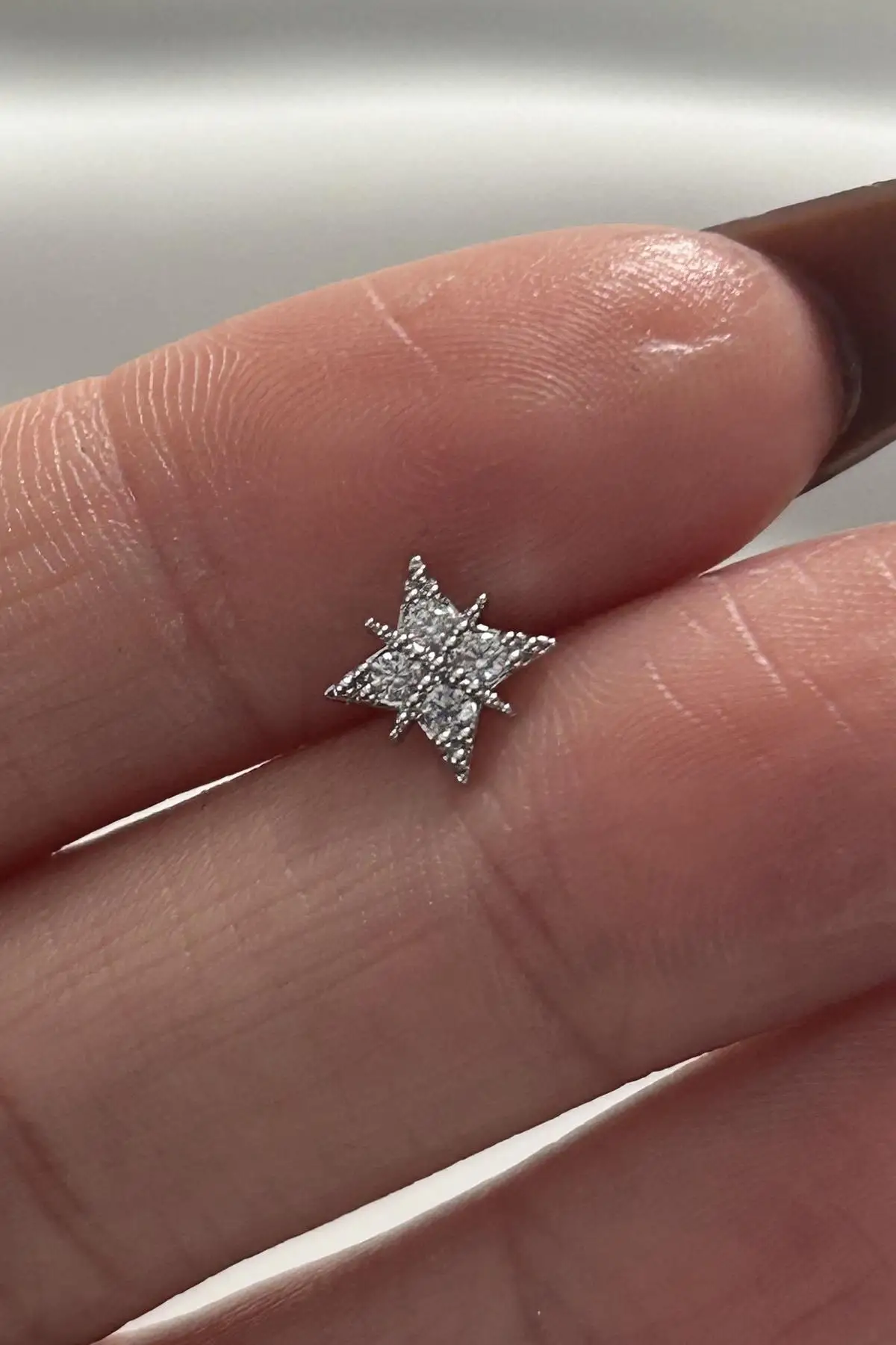 Gümüş Renk Taş Detaylı Cerrahi Çelik Tragus/Kıkırdak Küpe/Piercing (Tek)