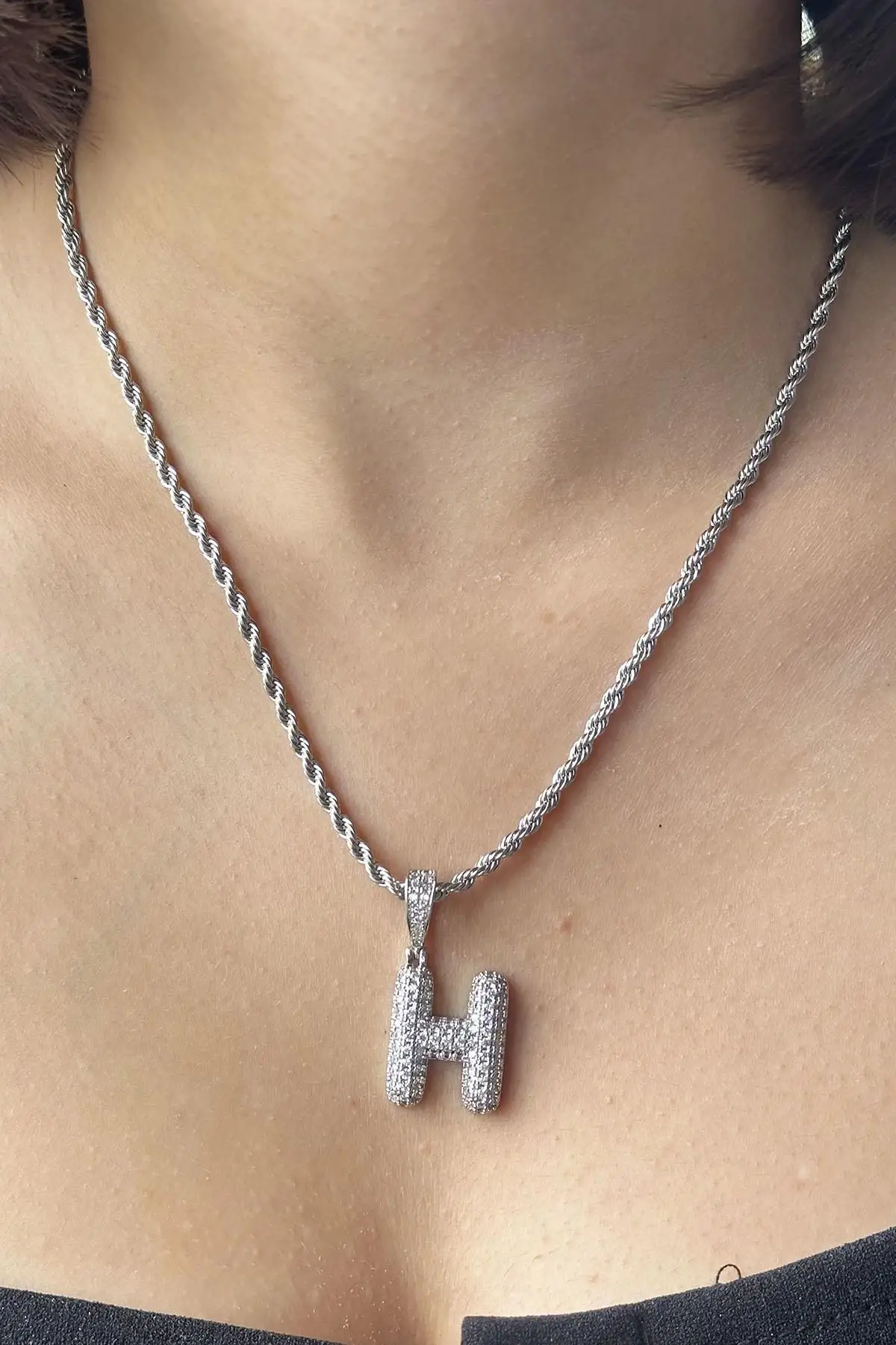 Gümüş Renk Taş Detaylı H Harfli Kolye