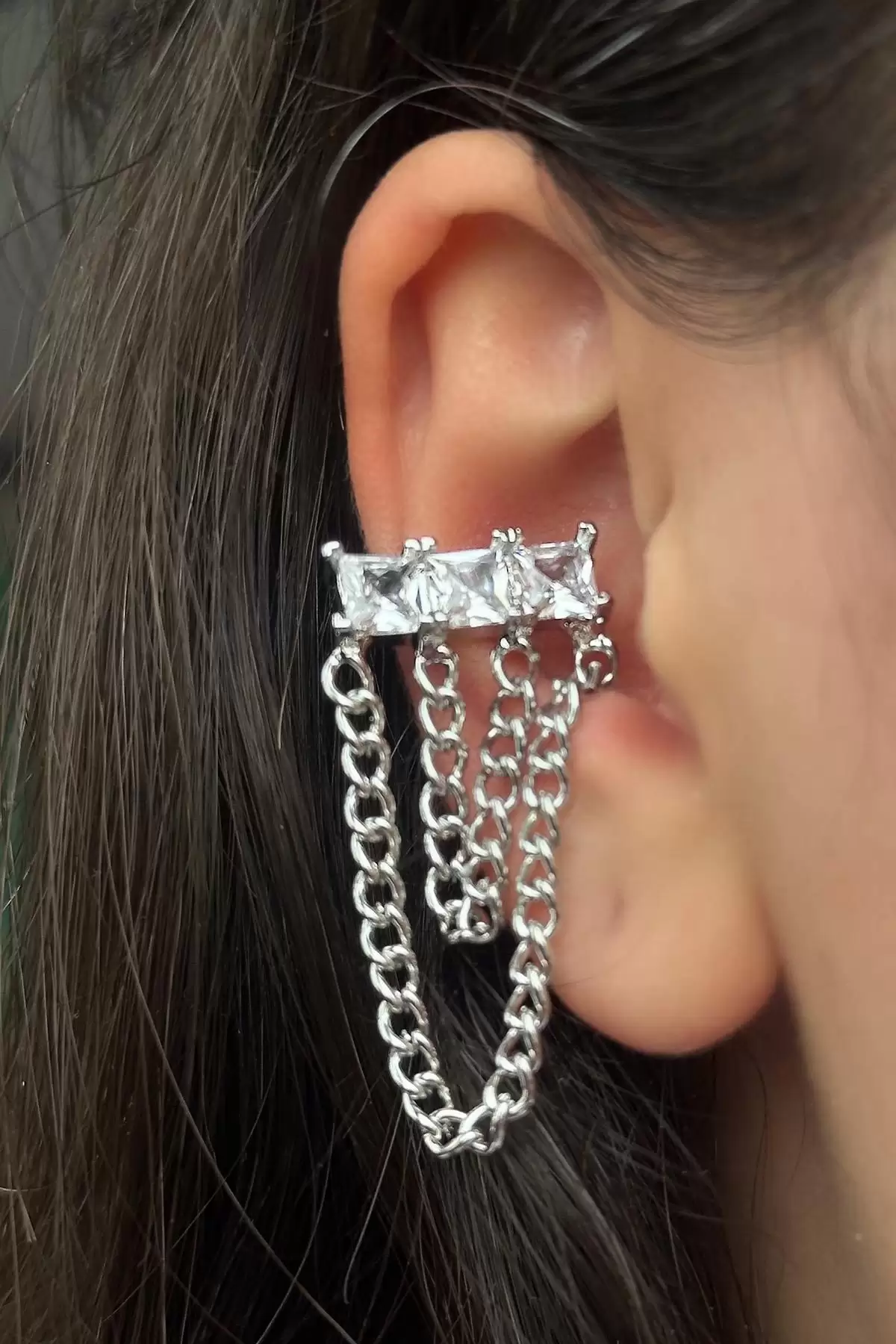 Gümüş Renk Taş Detaylı Sallantılı Ear Cuff (Tek)