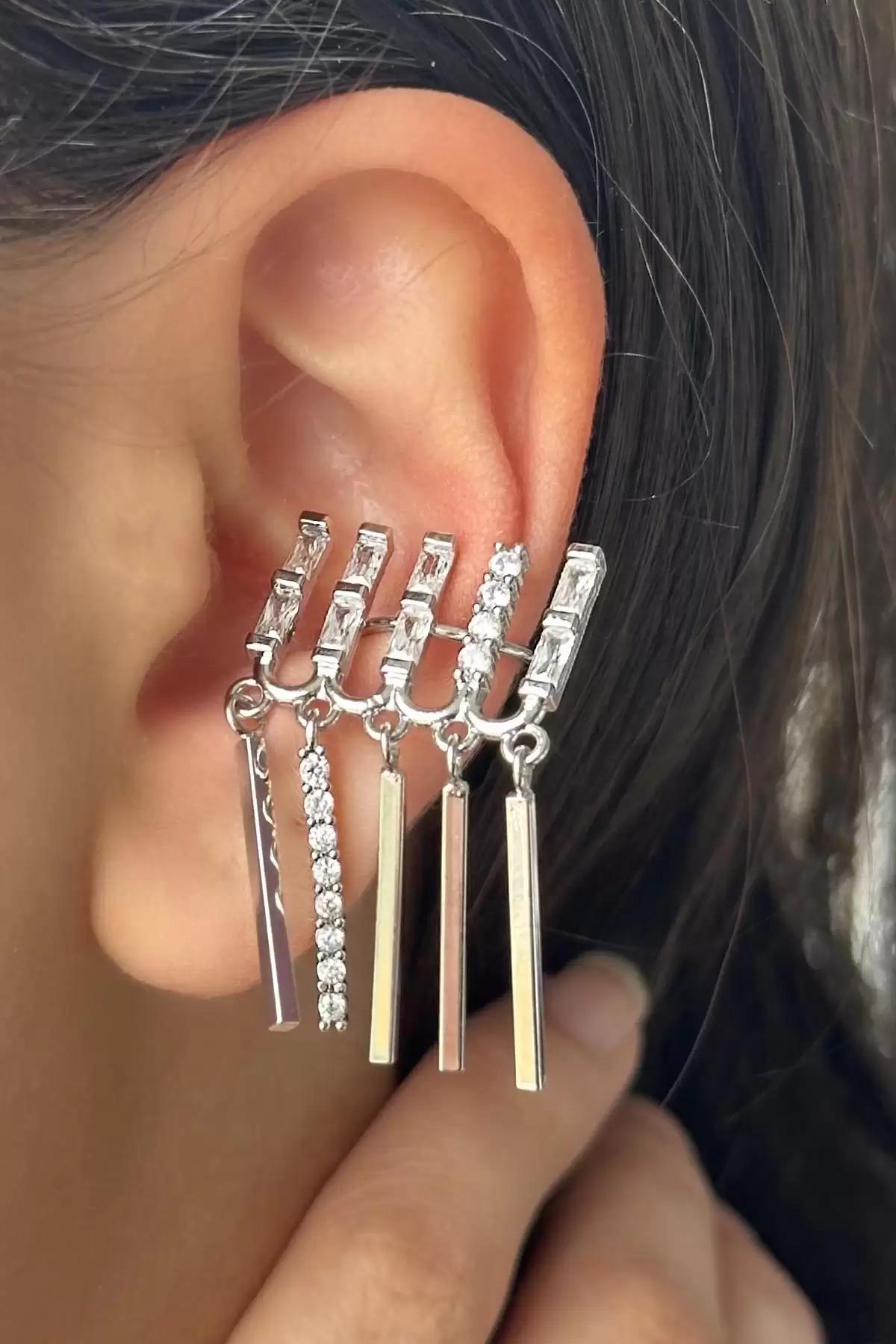 Gümüş Renk Taş Detaylı Sallantılı Ear Cuff (Tek)