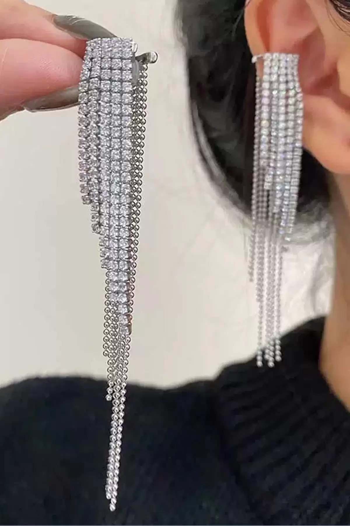 Gümüş Renk Taş Detaylı Sallantılı Ear Cuff (Tek)
