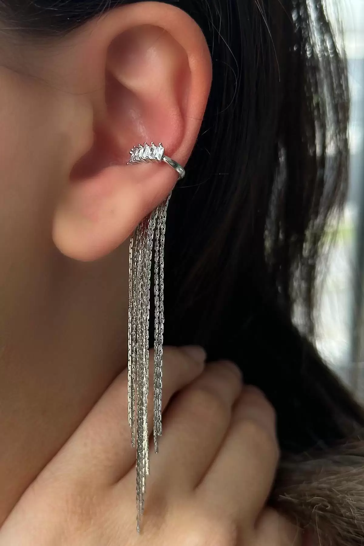 Gümüş Renk Taş Detaylı Sallantılı Ear Cuff (Tek)