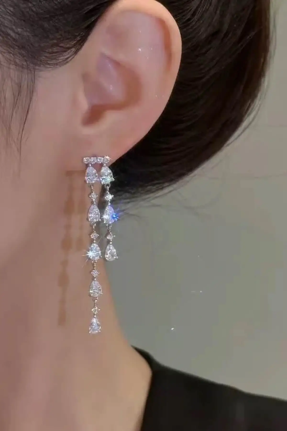 Gümüş Renk Taş Detaylı Sallantılı Küpe (Çift)