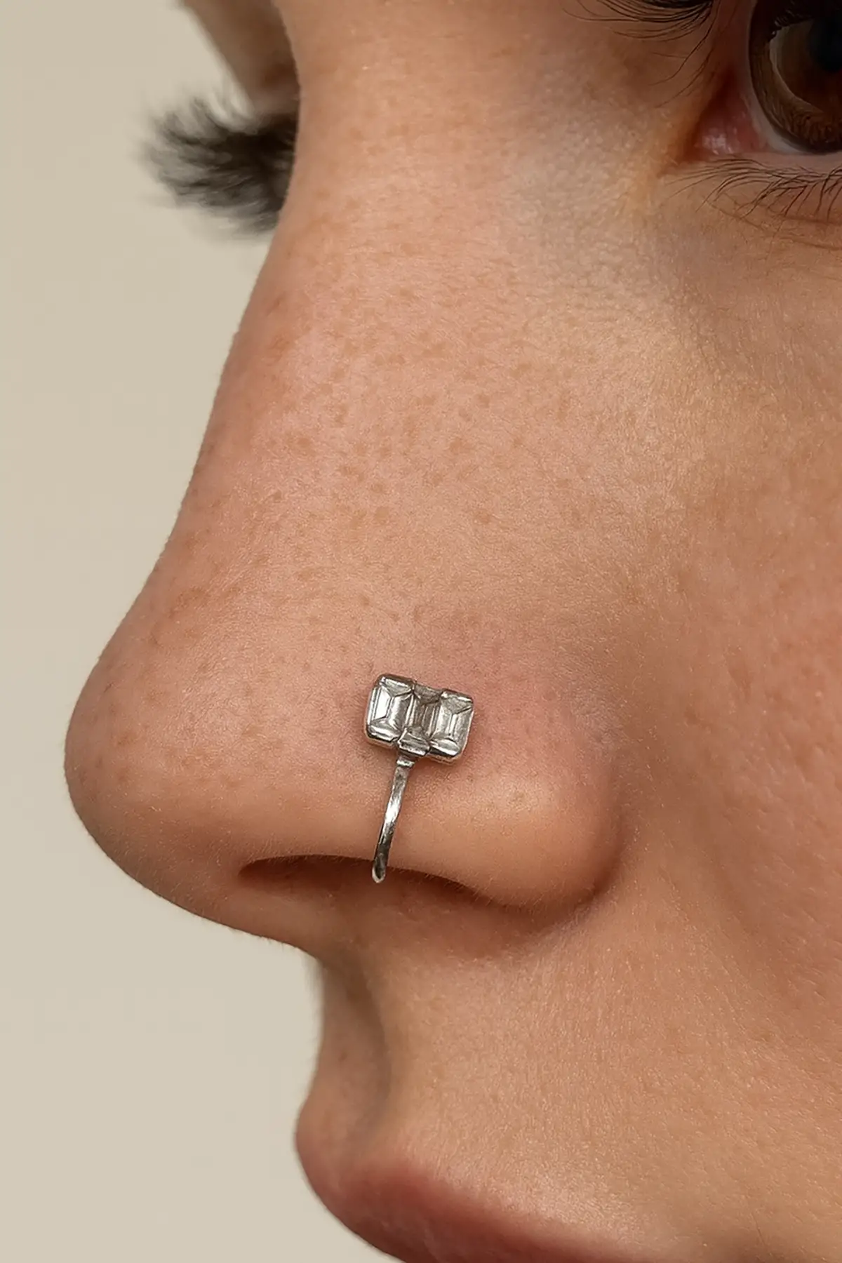 Gümüş Renk Taş Detaylı Sıkıştırmalı Deliksiz Hızma Piercing (Tek)