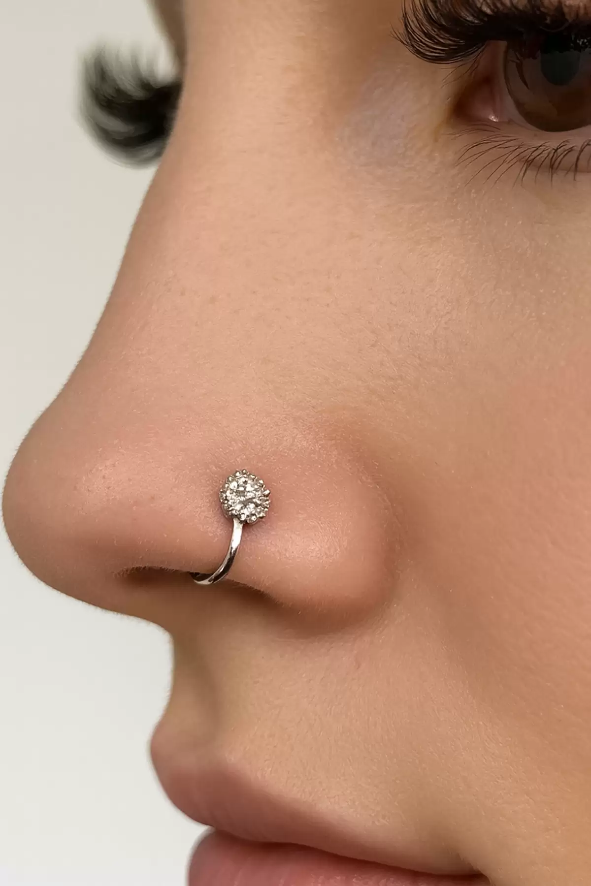 Gümüş Renk Taş Detaylı Sıkıştırmalı Deliksiz Hızma Piercing (Tek)