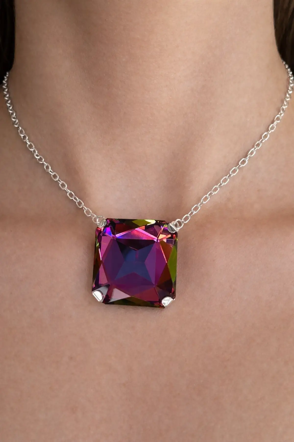 Gümüş Renk Taş Detaylı Tasarım Abiye Kolye