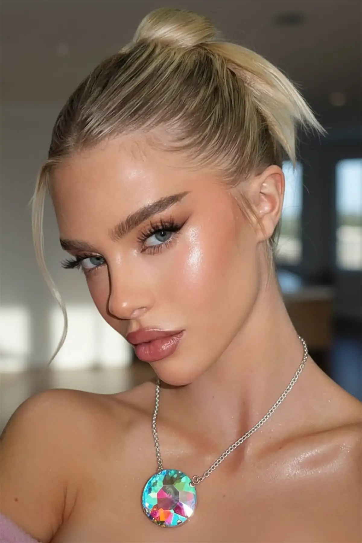 Gümüş Renk Taş Detaylı Tasarım Abiye Kolye