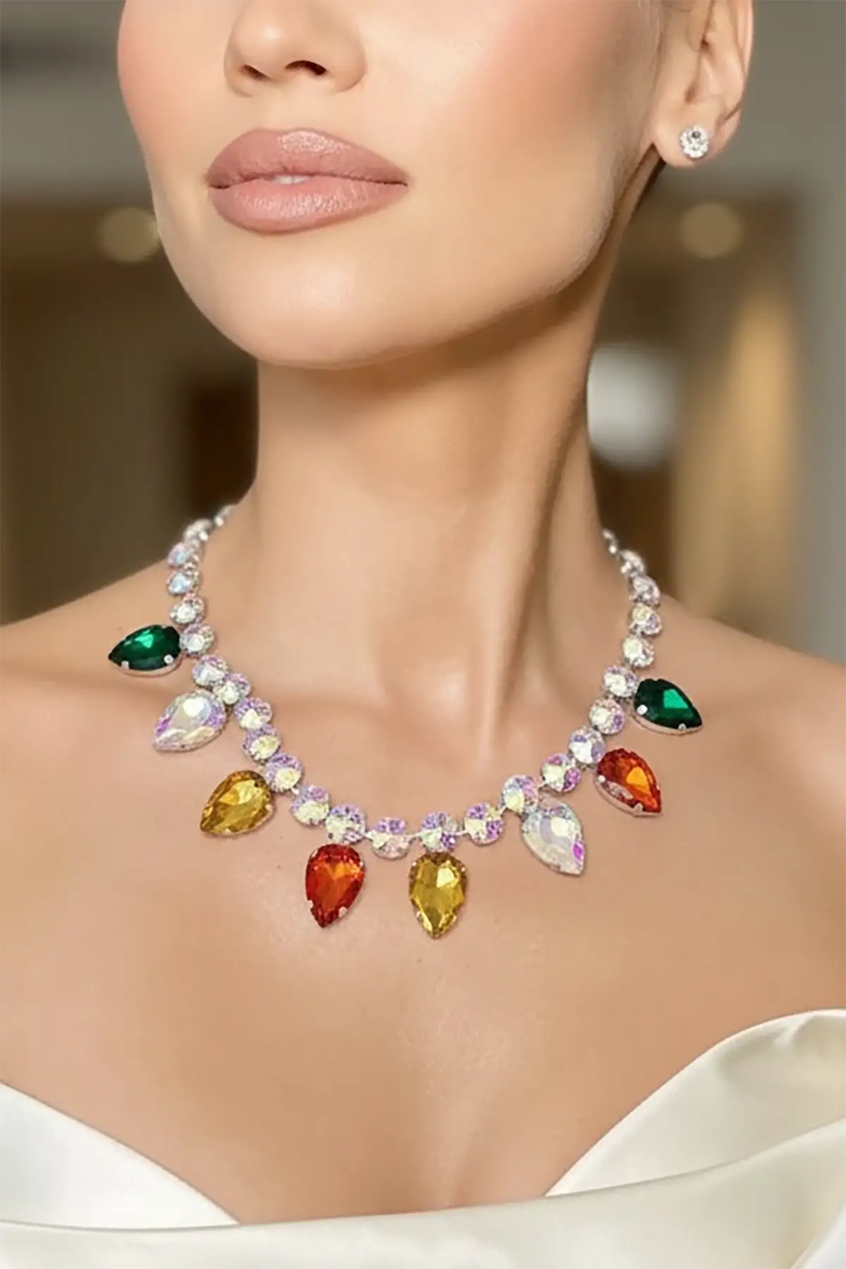 Gümüş Renk Taş Detaylı Tasarım Abiye Kolye