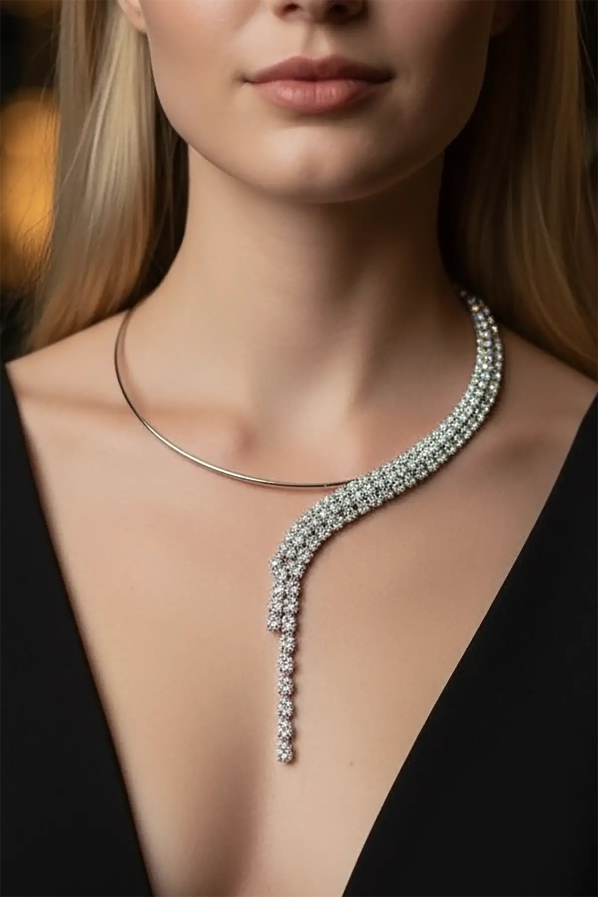 Gümüş Renk Taş Detaylı Tasarım Abiye Kolye