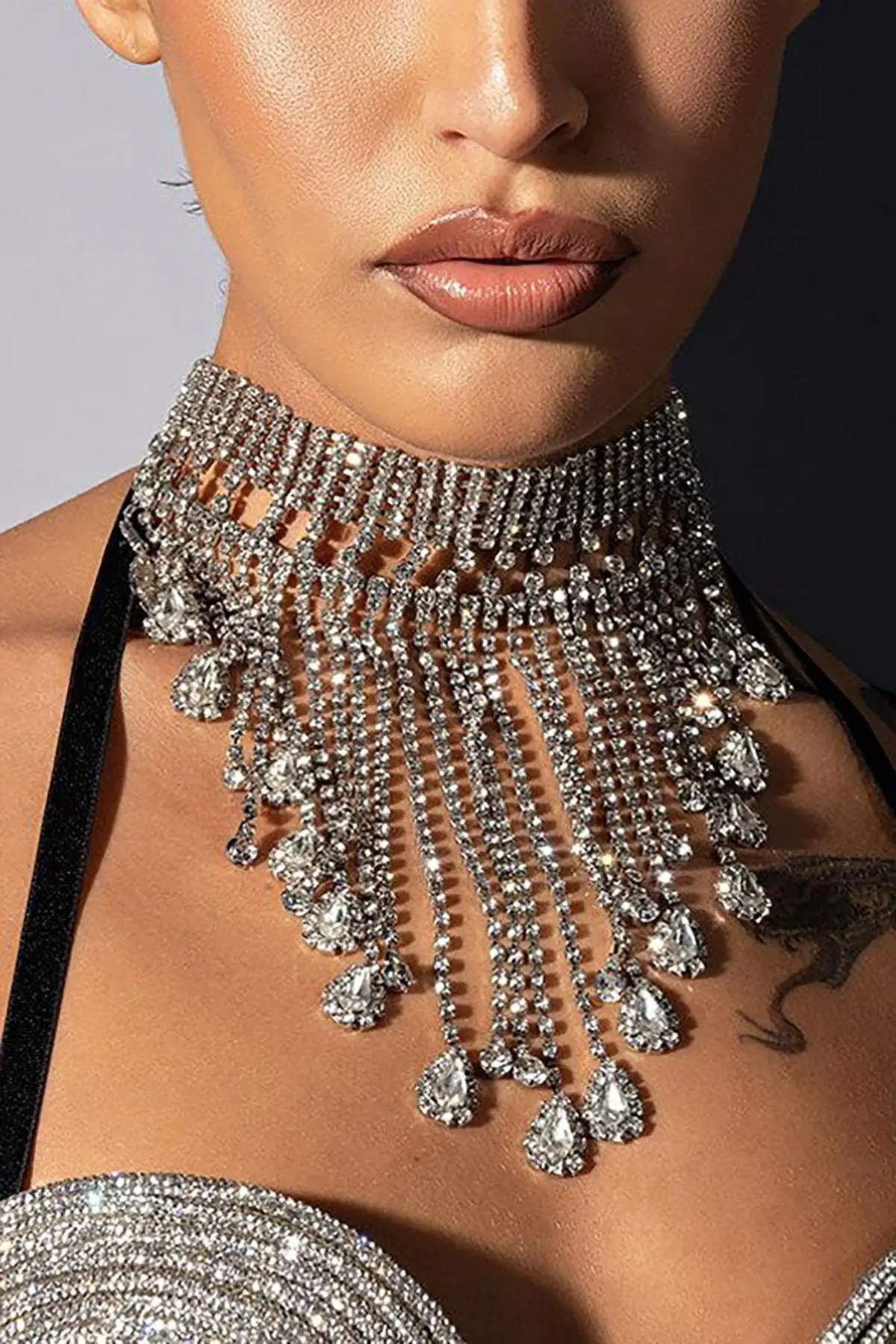 Gümüş Renk Taş Detaylı Tasarım Abiye Kolye