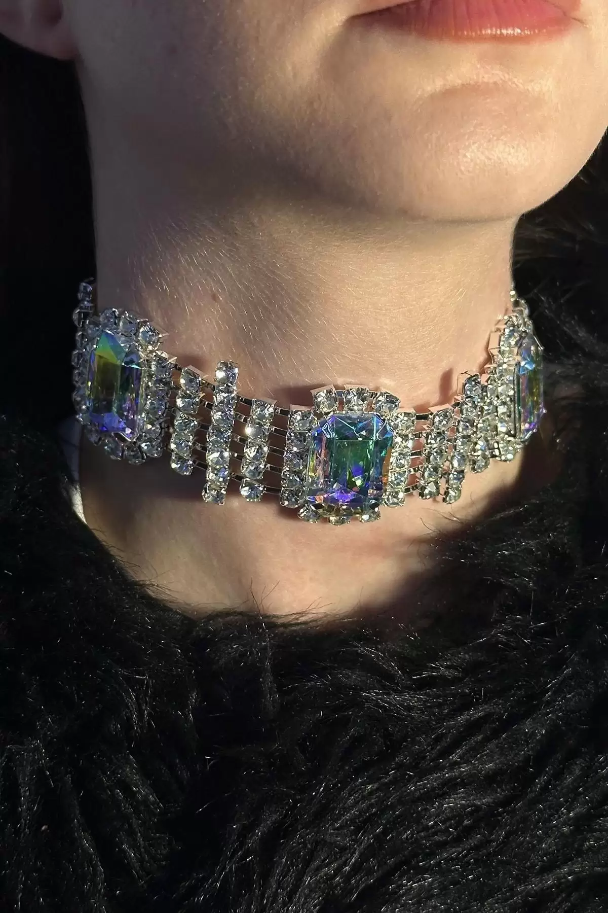 Gümüş Renk Taş Detaylı Tasarım Choker Kolye
