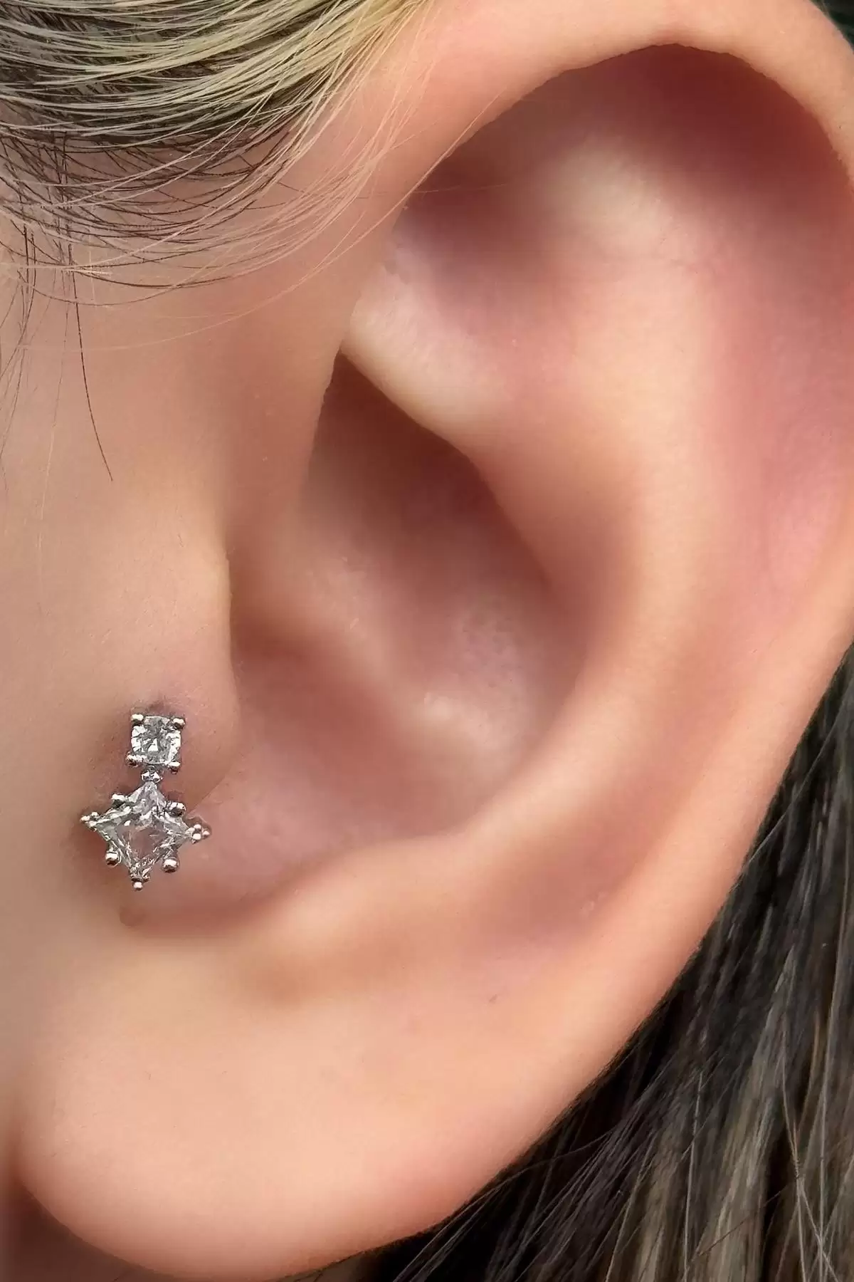 Gümüş Renk Taşlı Cerrahi Çelik Tragus/Kıkırdak Küpe/Piercing (Tek)