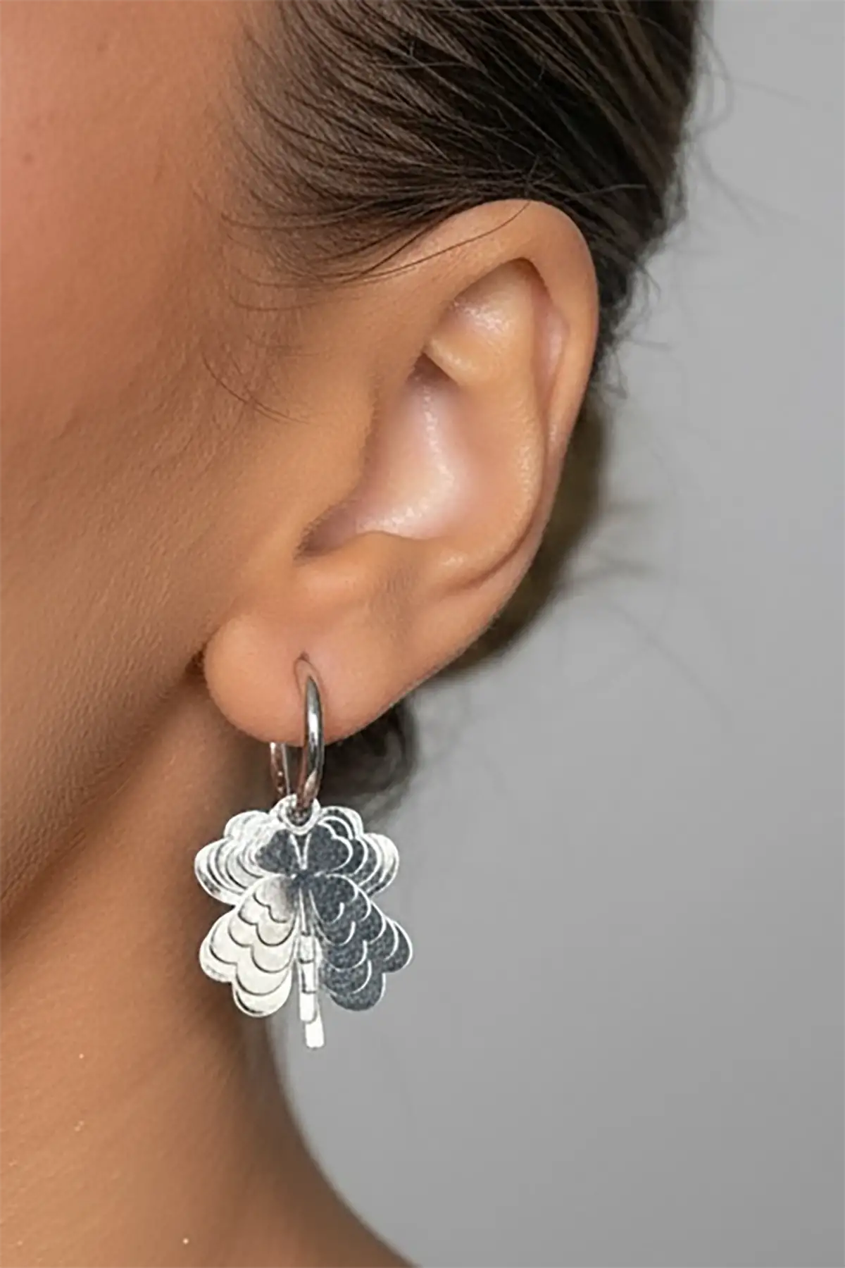 Gümüş Renk Yonca Figürlü Çelik Küpe (Çift)