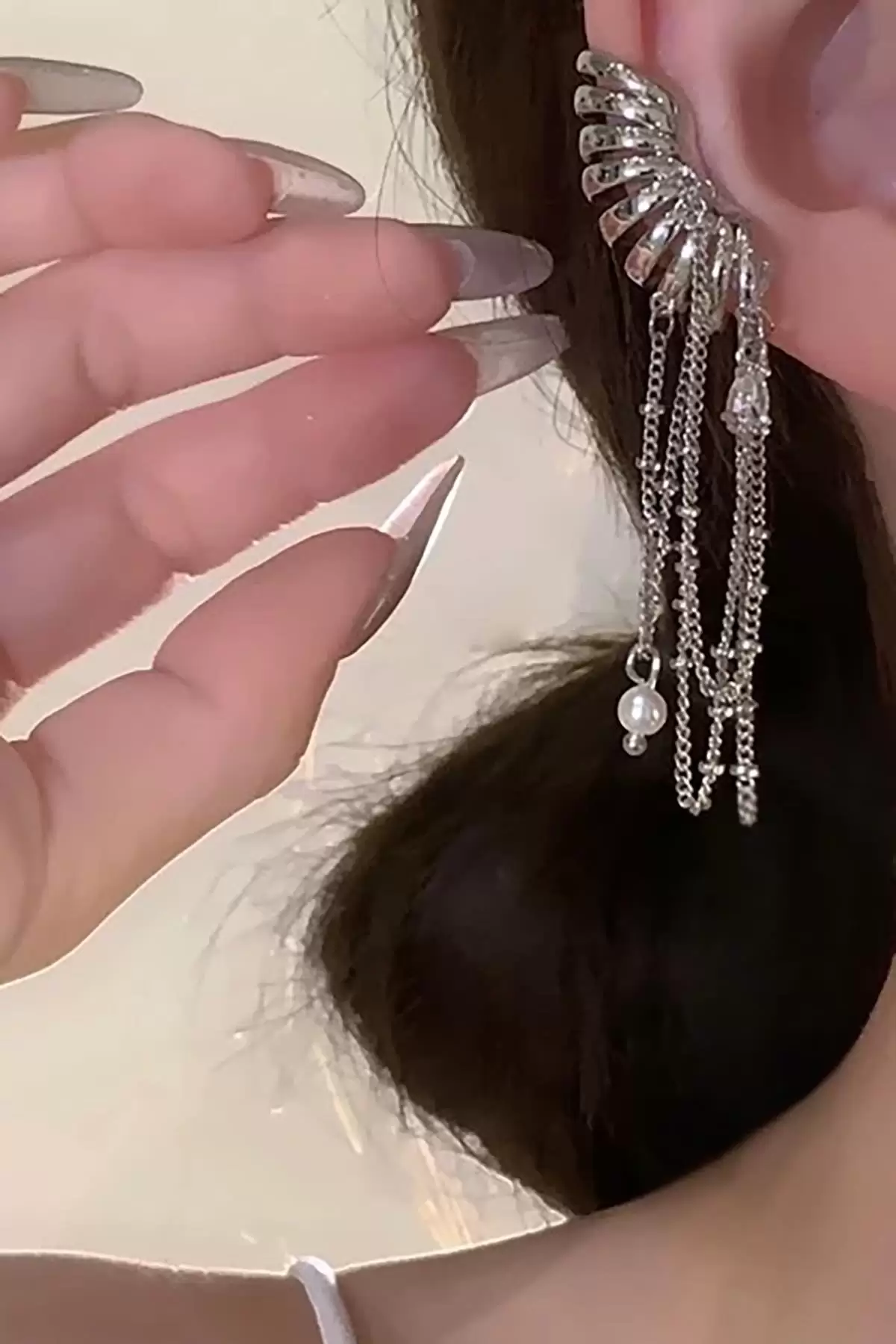 Gümüş Renk Zincir Detaylı Sallantılı Ear Cuff (Tek)