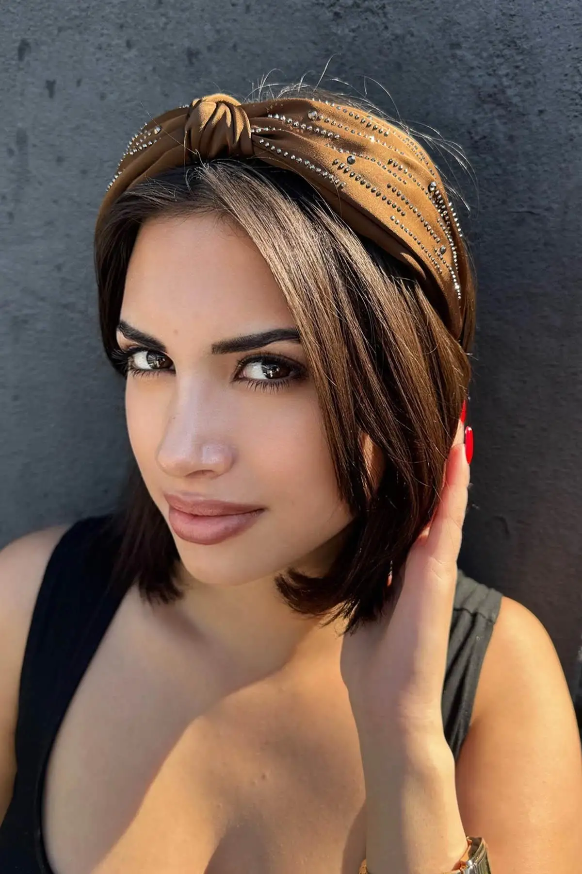 Kahverengi Düğüm Detaylı Taşlı Taç