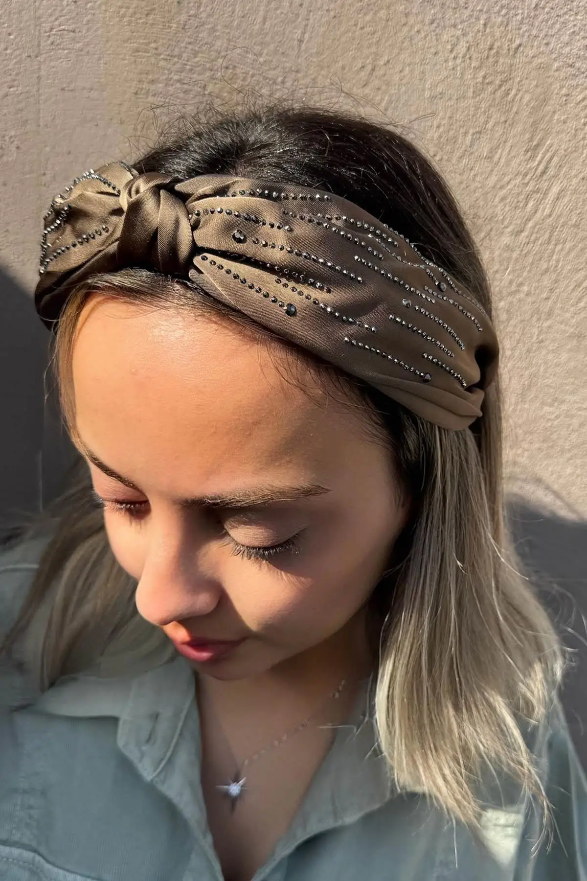 Kahverengi Düğüm Detaylı Taşlı Taç