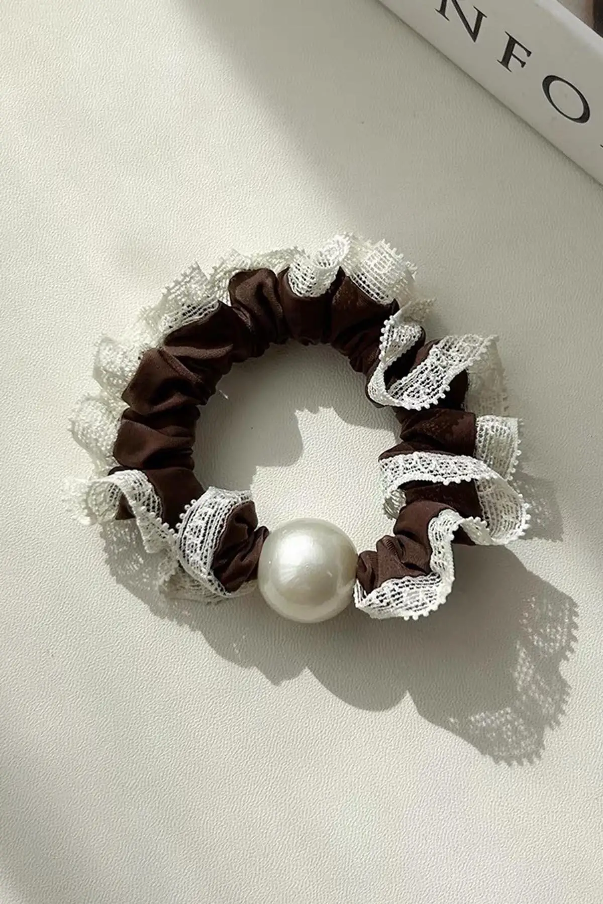 Kahverengi İnci Detaylı Lastik Toka